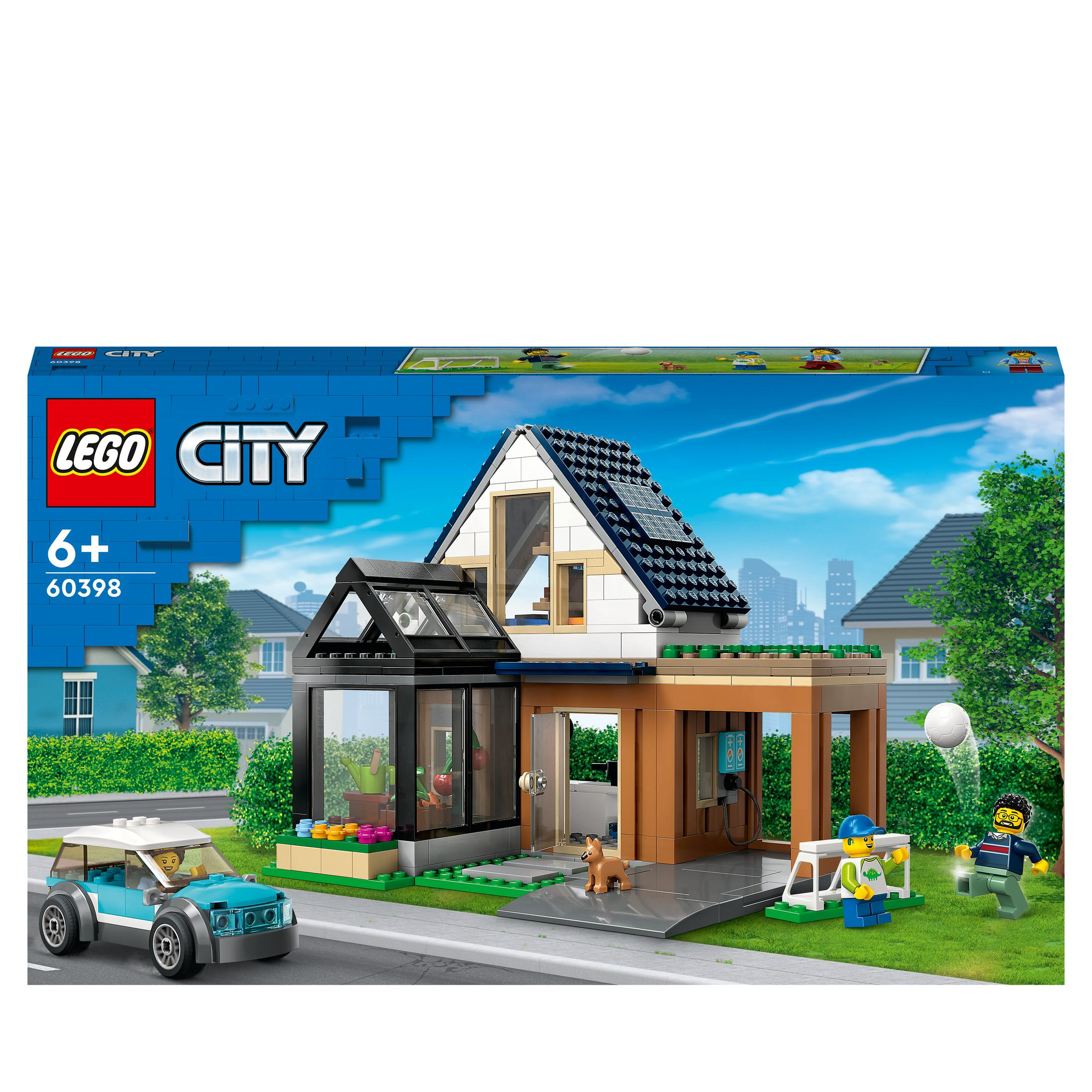 LEGO City Set: modernes Haus mit Auto, Figuren spielen Fußball. Blauer Himmel im Hintergrund.