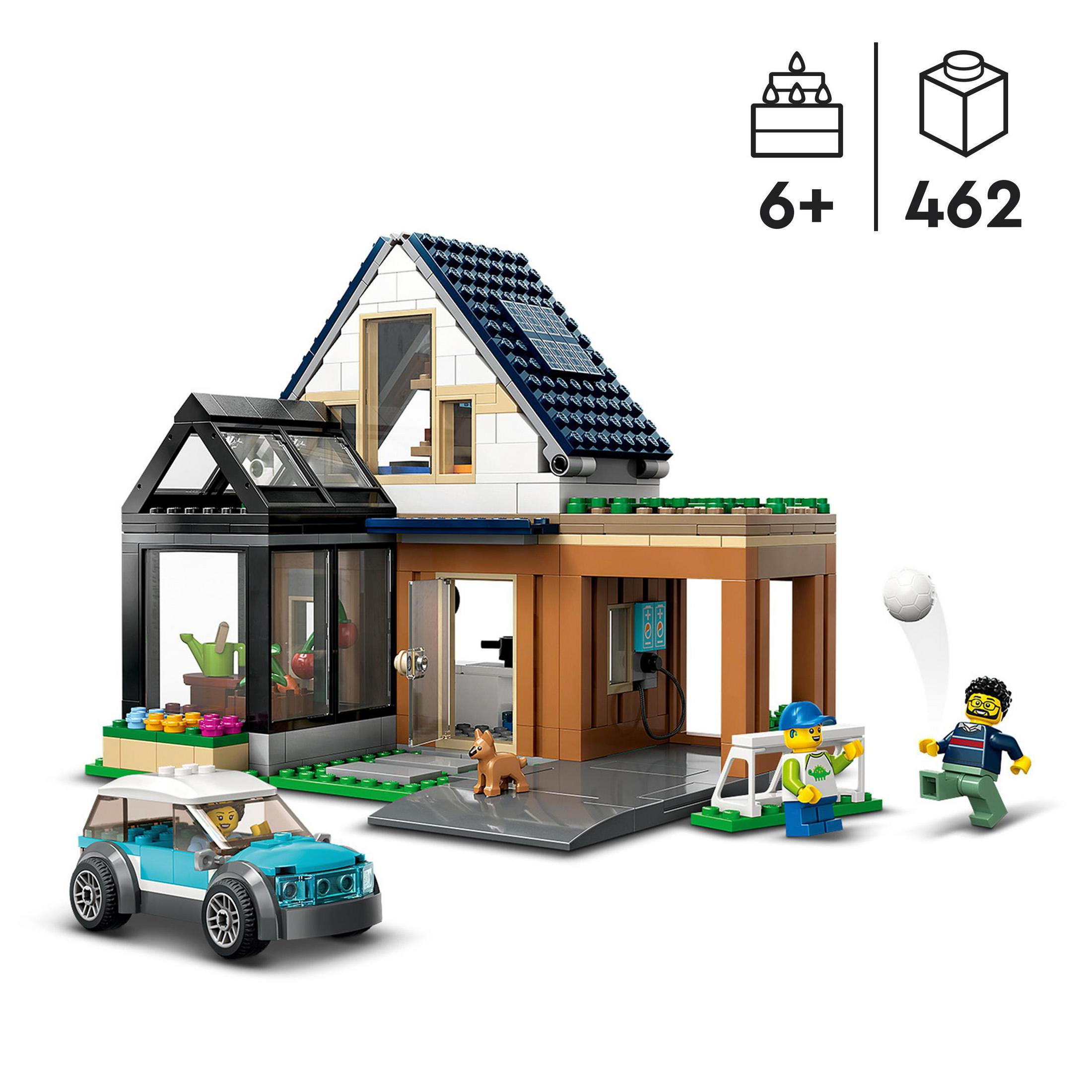 Lego Set mit Haus, Auto und zwei Lego-Figuren, die Fußball spielen.
