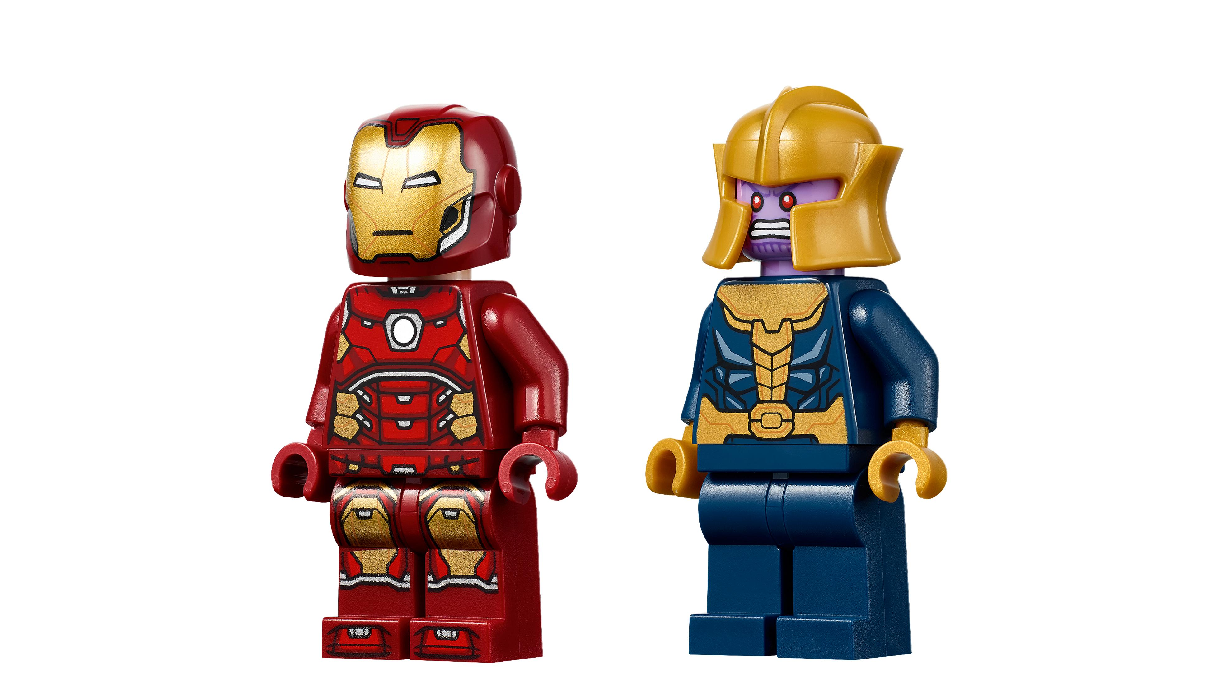 Zwei Lego-Figuren: Iron Man und Thanos. Iron Man ist rot und gold, Thanos ist lila und gold.