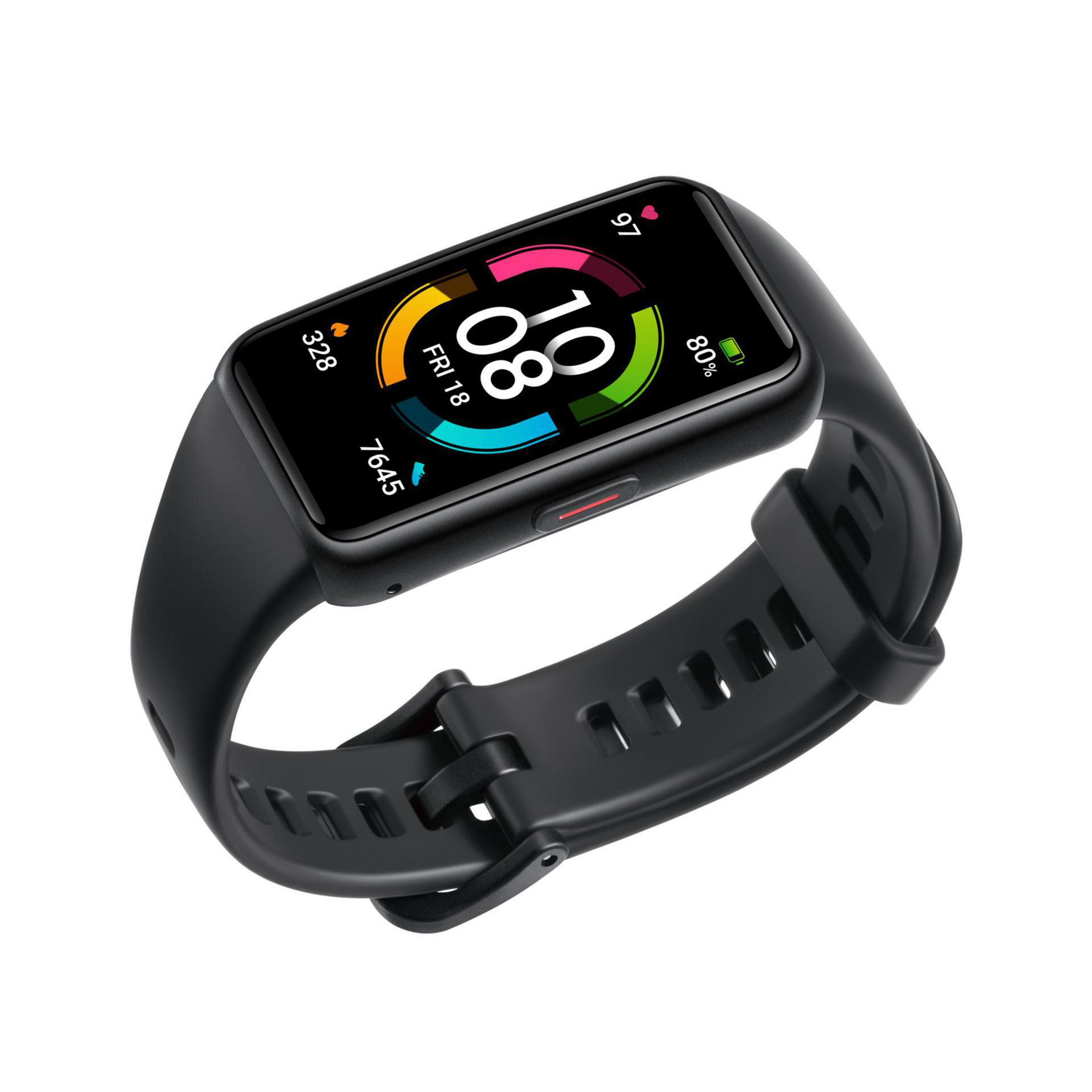 Smartwatch nero su sfondo bianco, visualizza ora, batteria e dati attività.