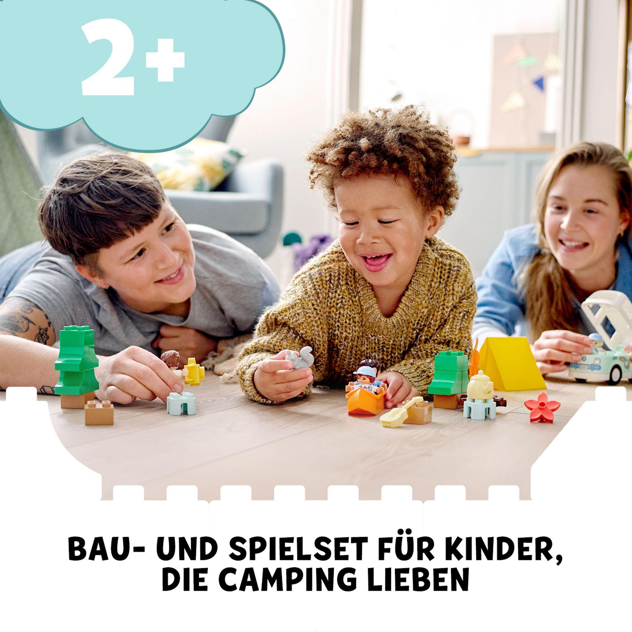 Tre bambini che giocano con un set da campeggio giocattolo. Stanno sorridendo e interagendo con personaggi e accessori giocattolo.