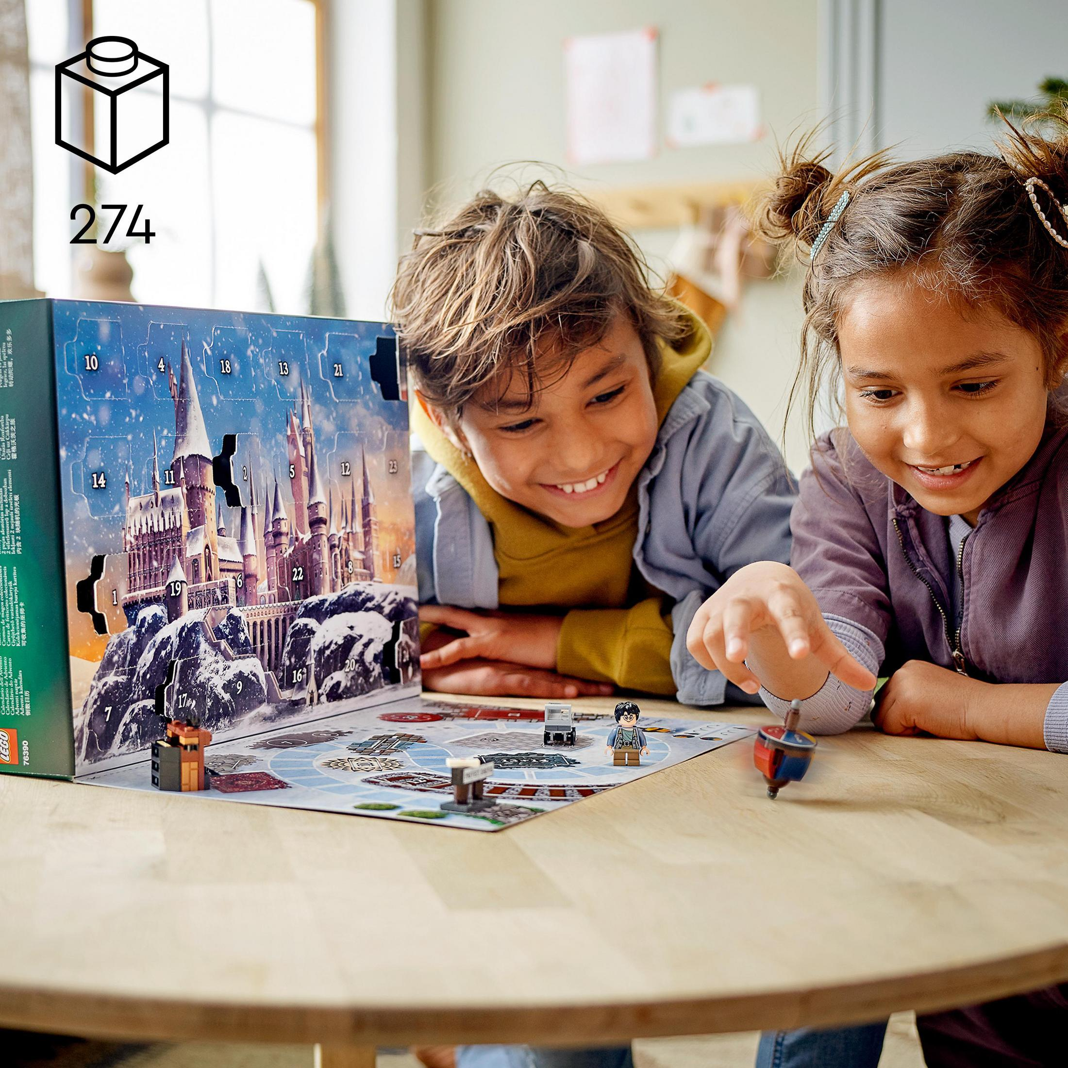 Zwei Kinder spielen mit einem LEGO Harry Potter Adventskalender, einem Brettspiel und Figuren.