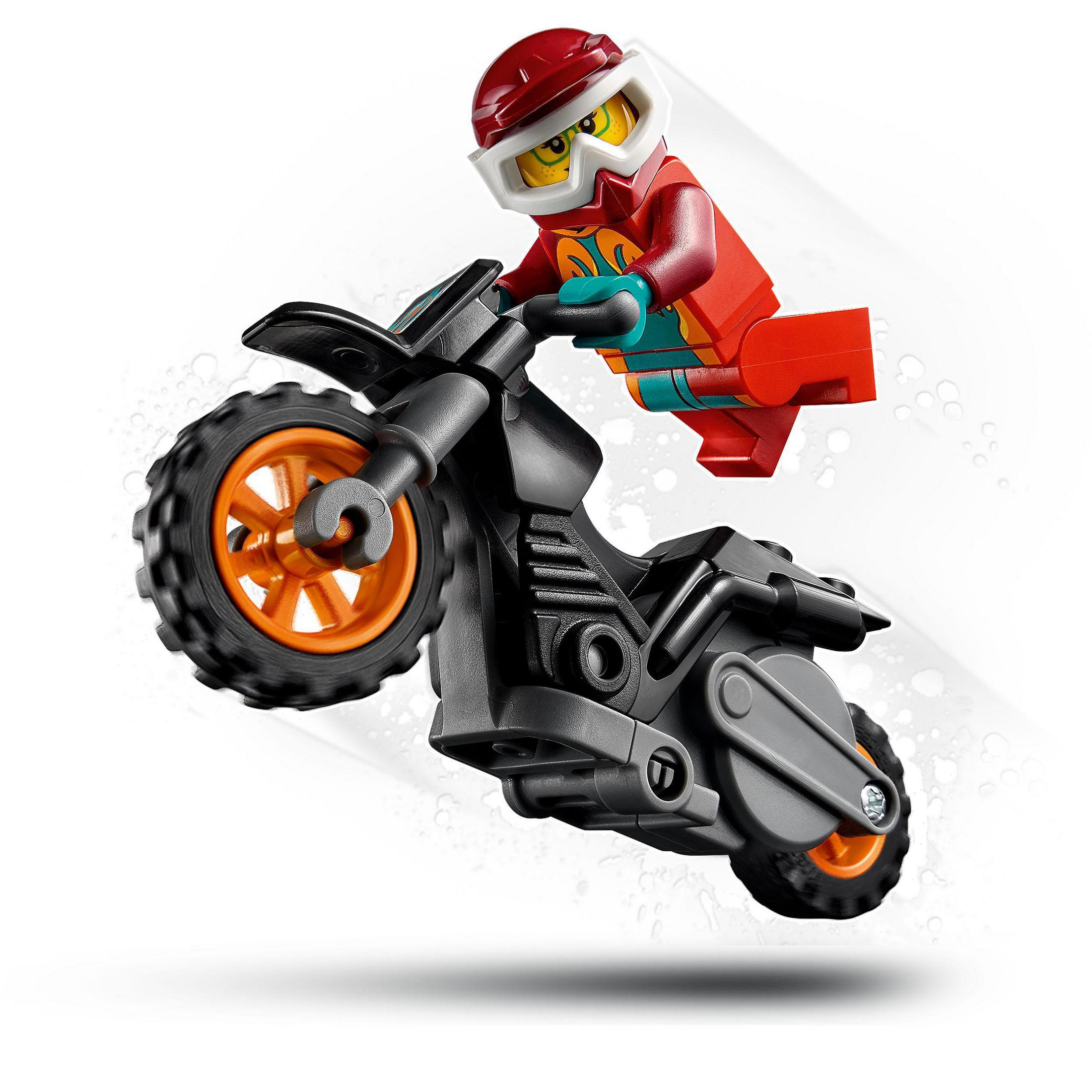 Eine LEGO-Figur, die ein schwarzes Motorrad fährt und in die Luft springt, vor weißem Hintergrund.
