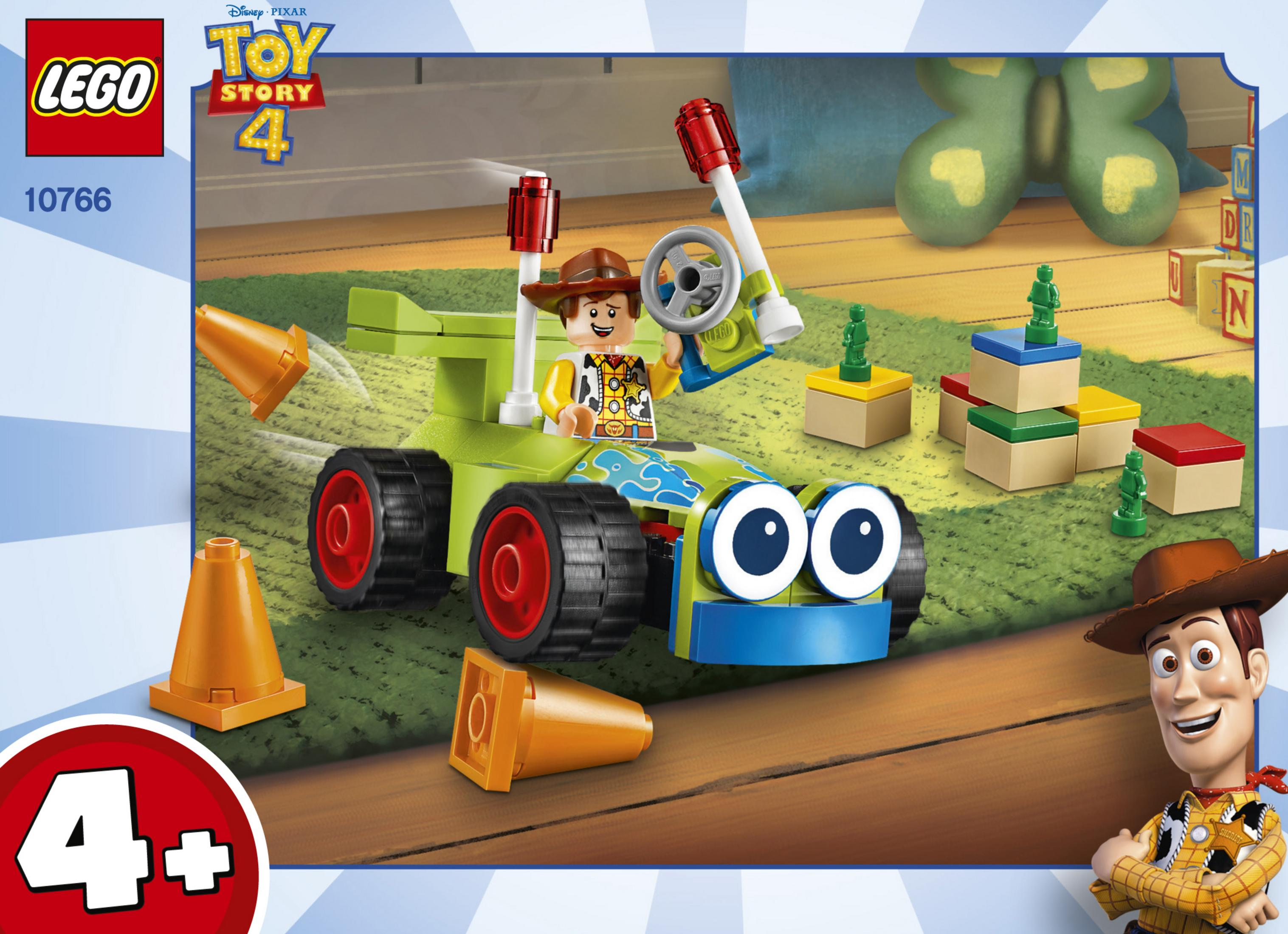 Lego Toy Story Woody in einem grünen Auto mit orangefarbenen Kegeln. Enthält andere Lego-Blöcke und eine Woody-Figur.