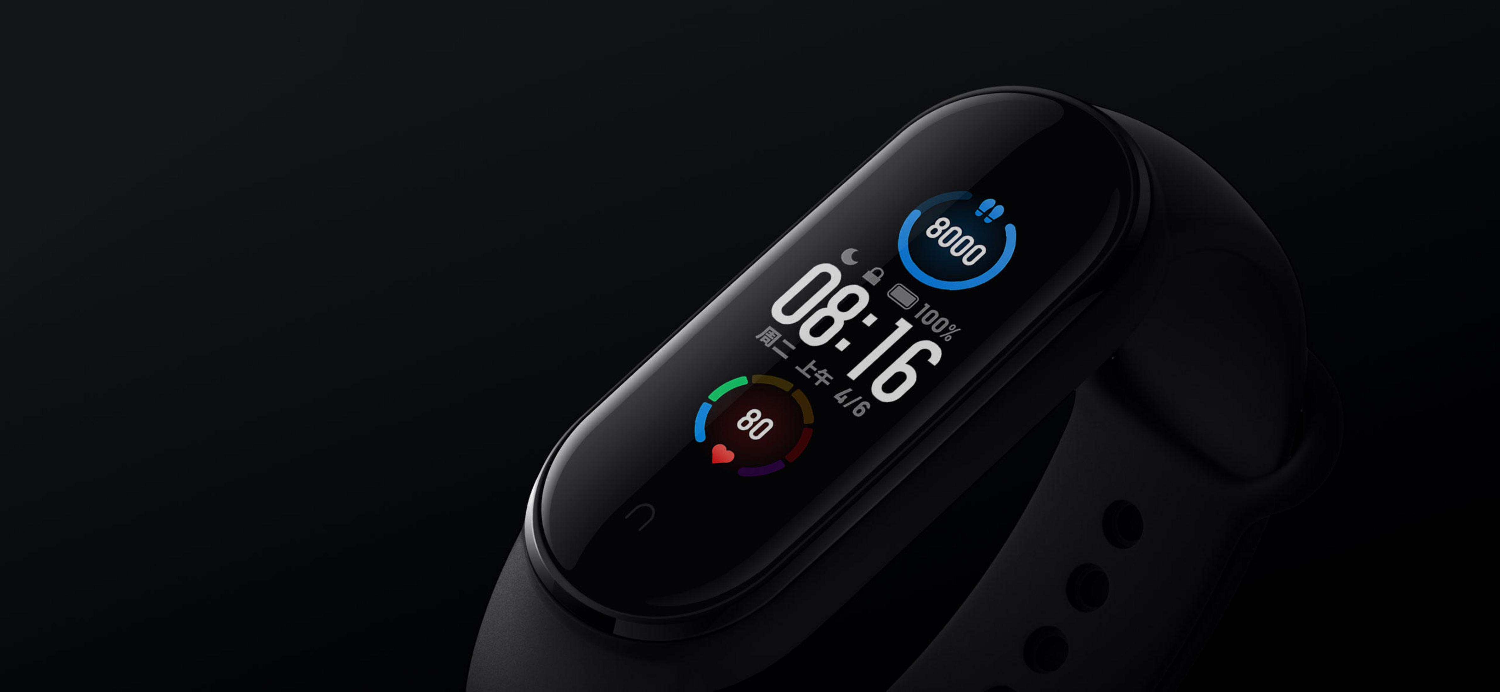 Un reloj inteligente negro con pantalla curva, que muestra la hora, datos de actividad y duración de la batería.