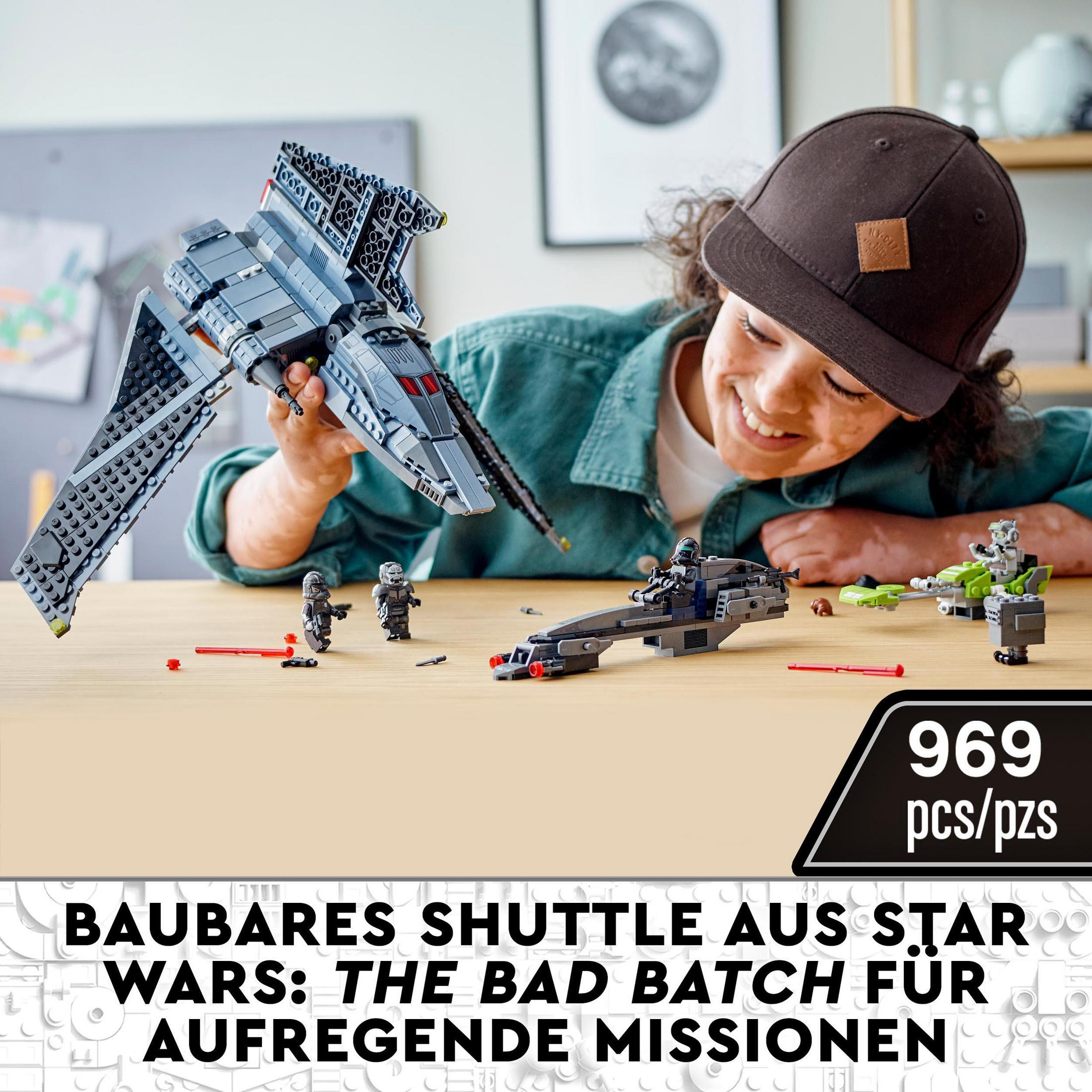 Un enfant joue avec un set Lego Star Wars avec une navette et des figurines.