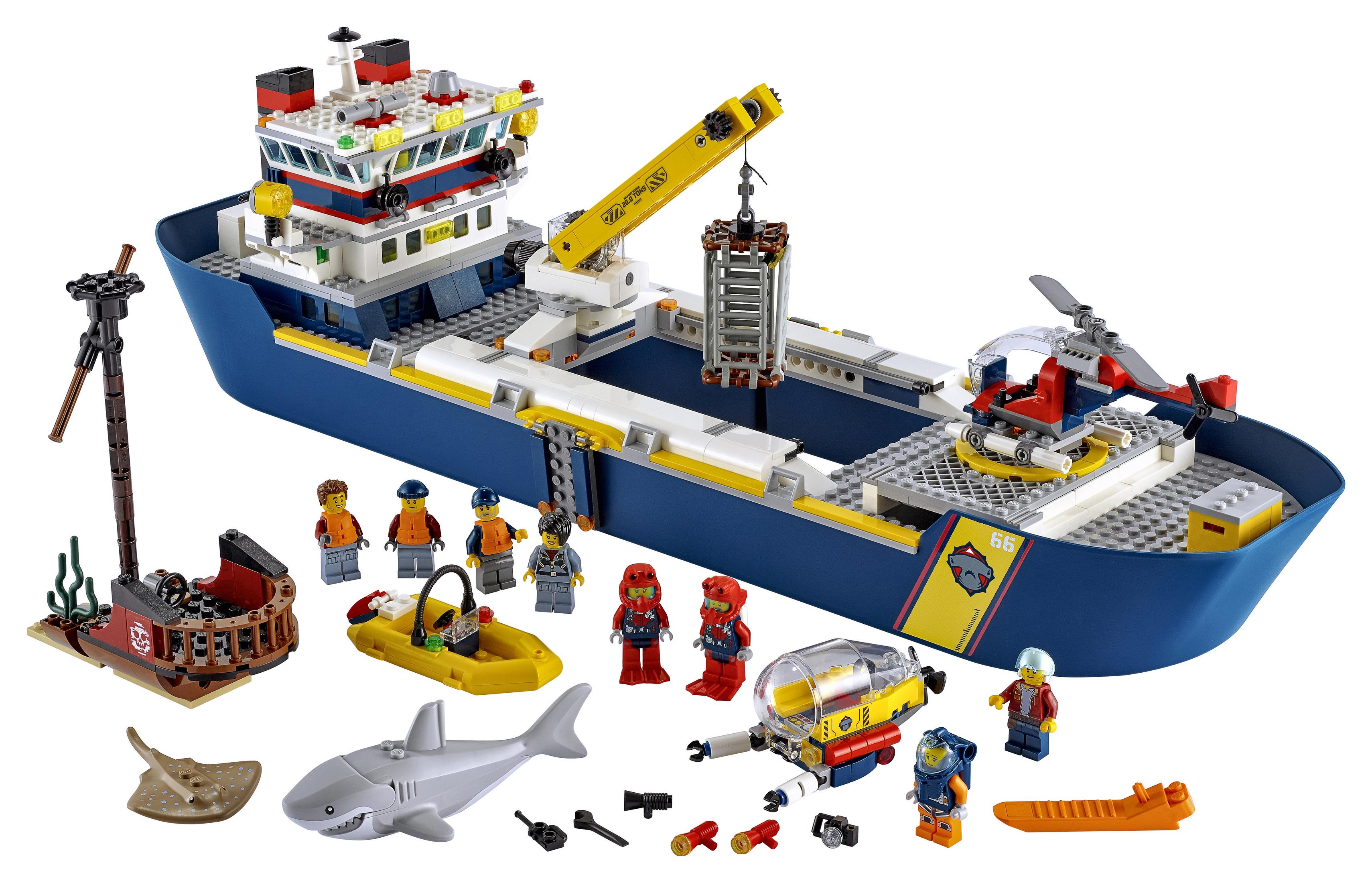 Lego City set met een groot blauw schip, diverse figuren en een haai. Inclusief helikopter en duikboot.