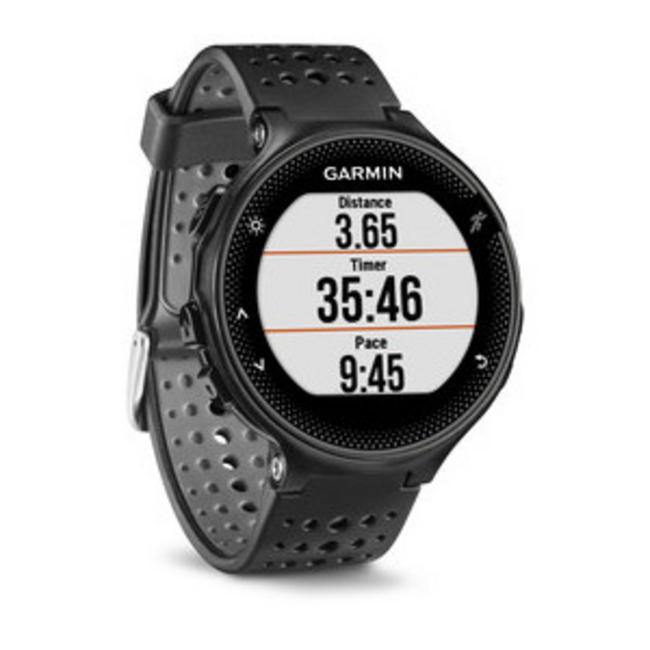 Schwarze Garmin Laufuhr, die Distanz, Timer und Tempo auf einem digitalen Bildschirm anzeigt.