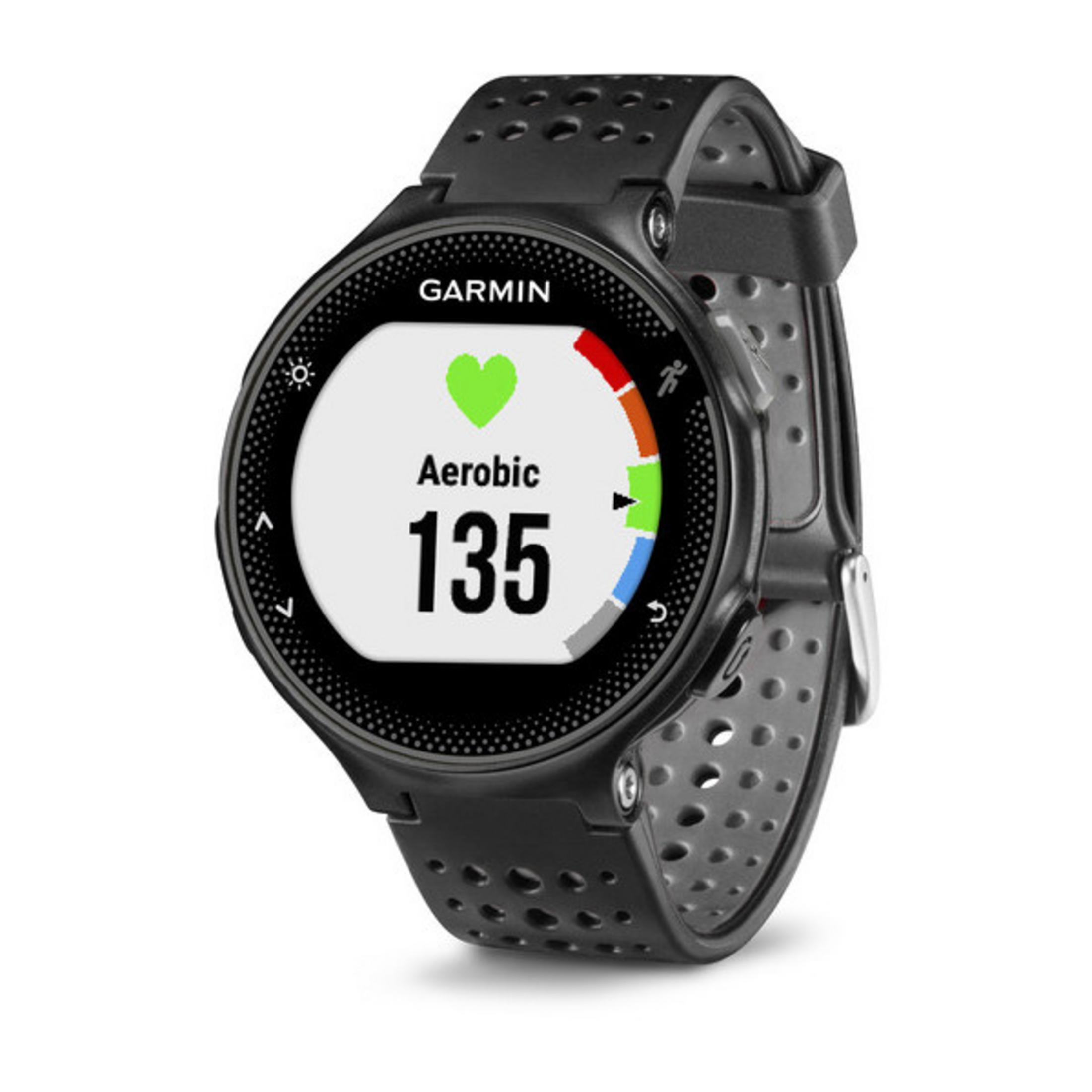 Schwarze Garmin-Uhr, die 'Aerobic 135' auf dem Bildschirm anzeigt. Die Uhr hat ein schwarzes Armband.