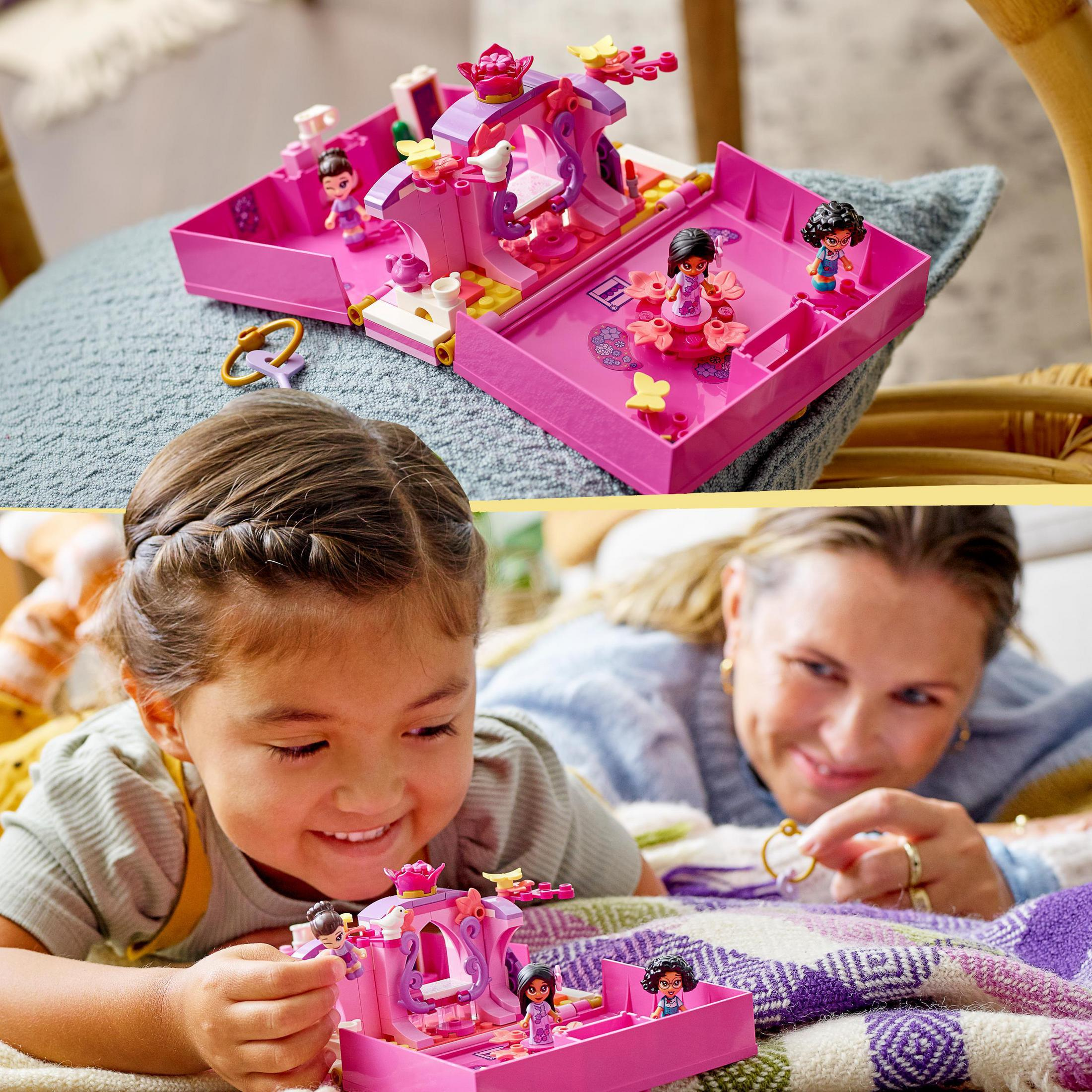 Bir kız ve bir kadın, küçük figürlerle pembe oyuncak bir kale ile oynuyor.