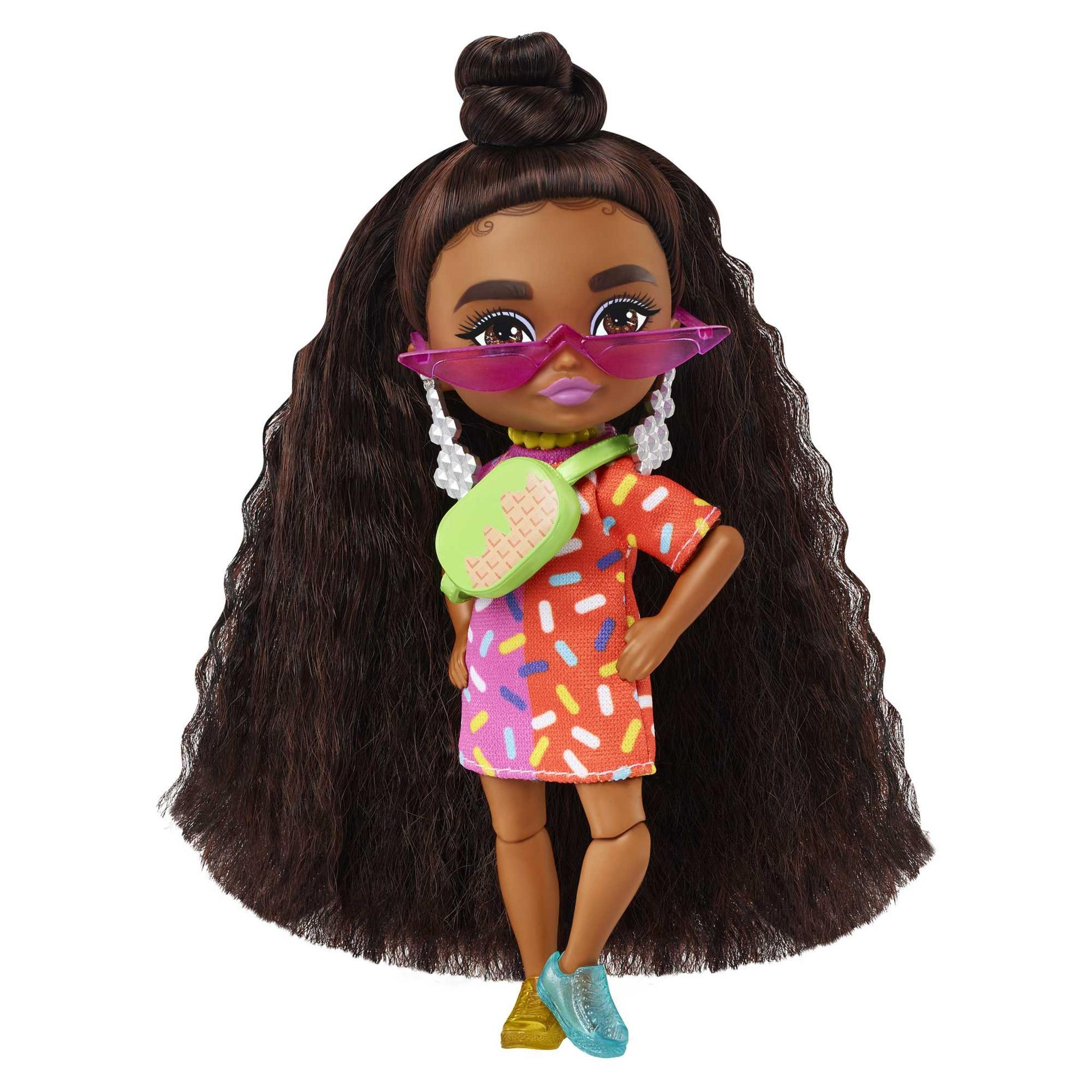 Eine Puppe mit langen braunen Haaren, die ein buntes Kleid, eine Sonnenbrille und eine kleine Tasche trägt.