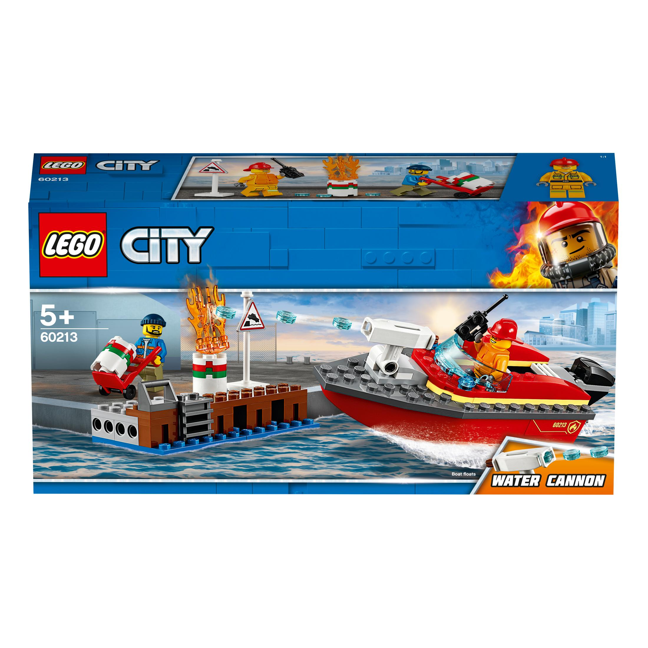 LEGO City set box met brandweerlieden en een boot. De scène toont een brand op een pier.