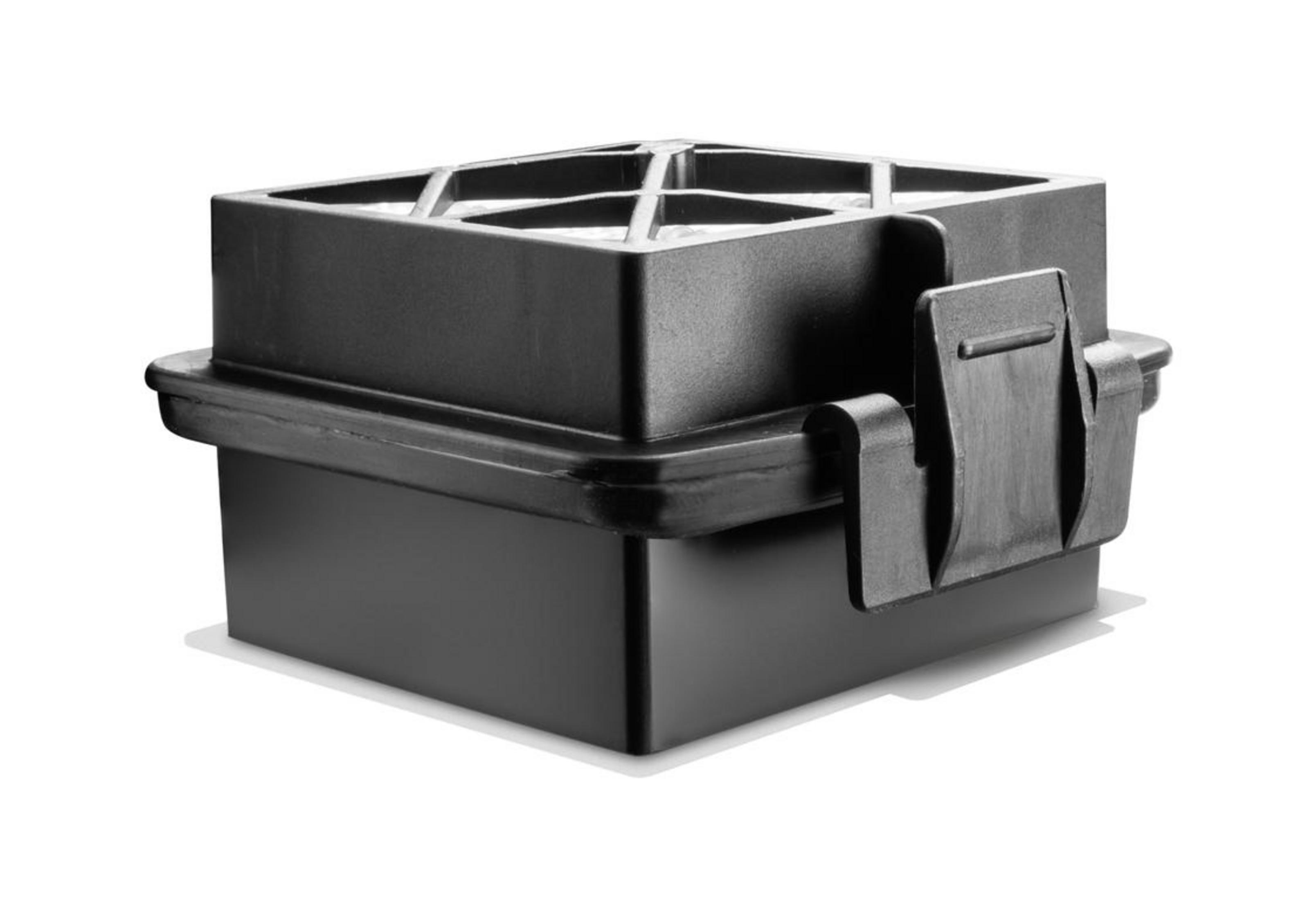 Czarna plastikowa podstawa z siatką na górze. Podstawa ma uchwyt z boku. Białe tło.