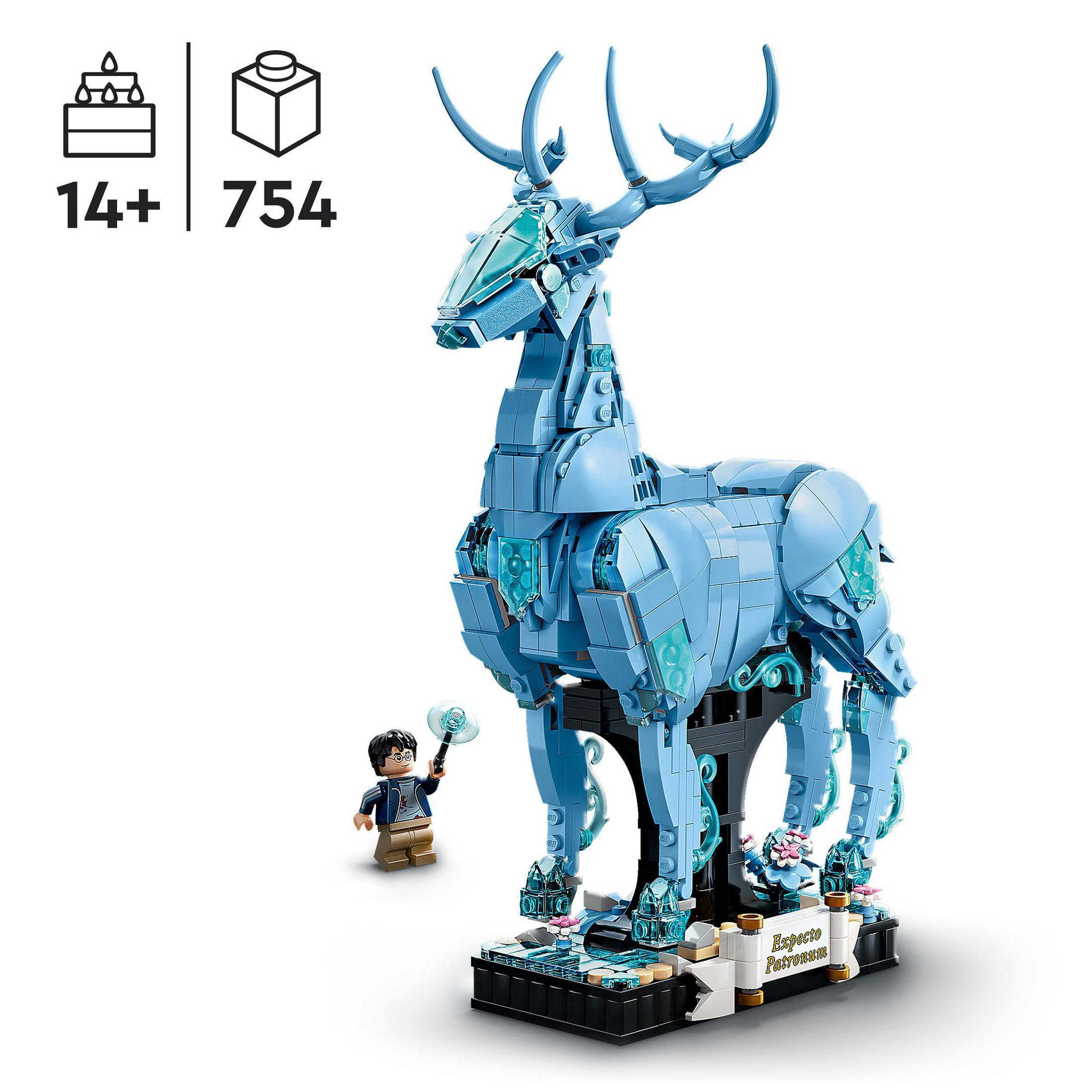 Ein Lego-Set eines hellblauen Patronus-Hirsches. Eine Minifigur eines Jungen hält einen Zauberstab.