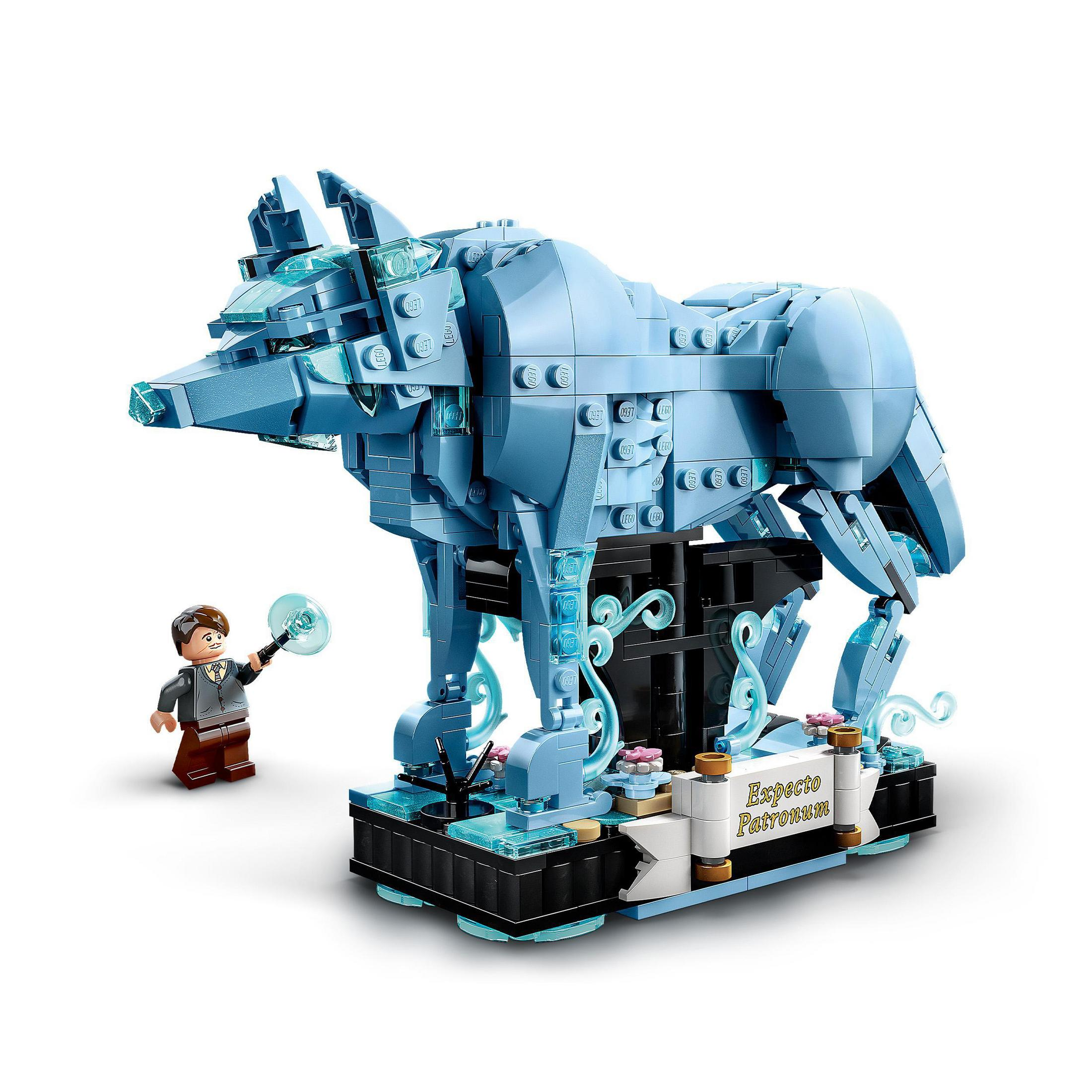 Eine blaue Lego Patronus Wolf Figur mit einer kleinen Figur einer Person. Weißer Hintergrund.
