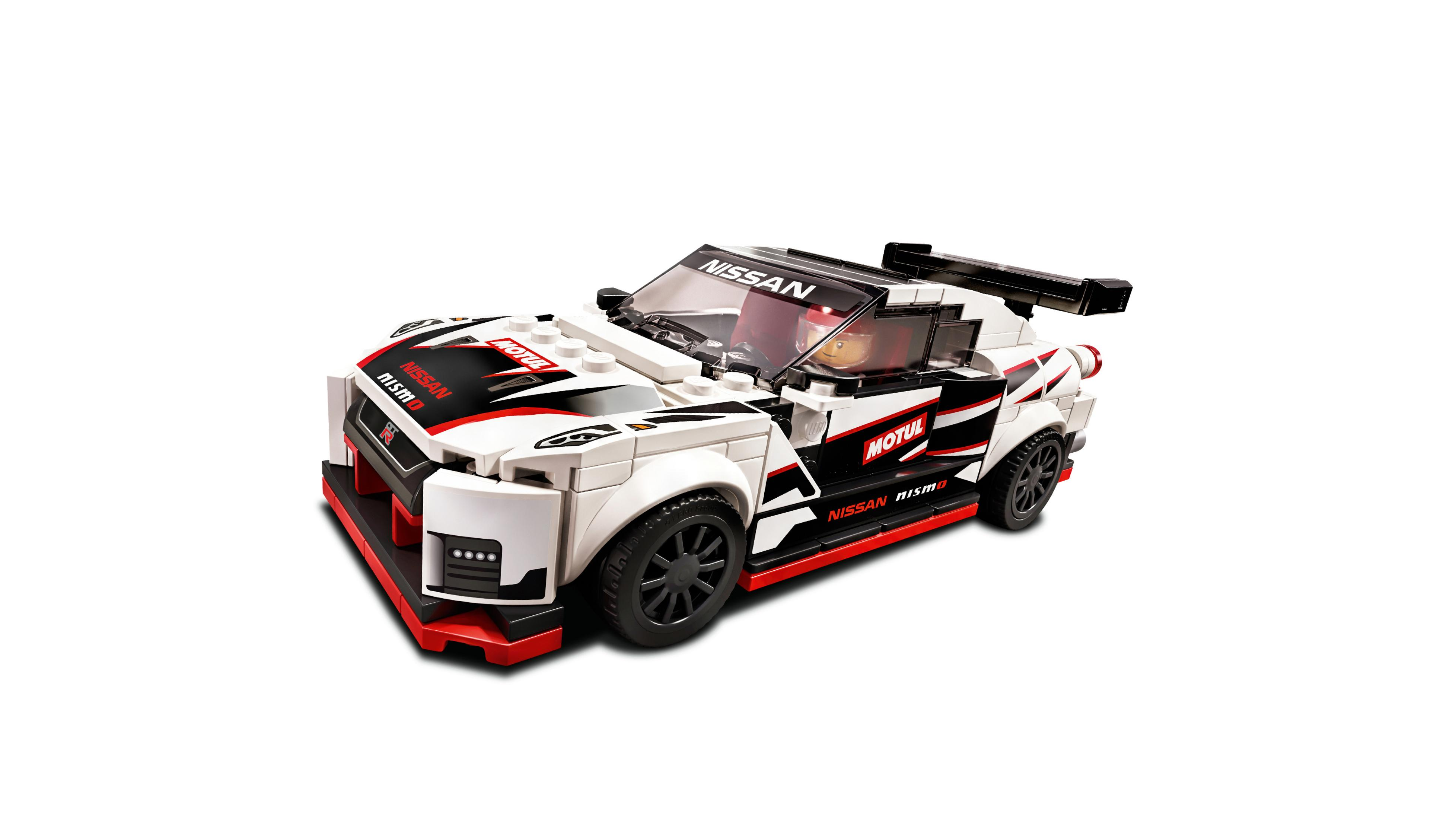 Modèle Lego d'une voiture de course Nissan GT-R blanche et rouge, avec des détails noirs et des logos de sponsors.