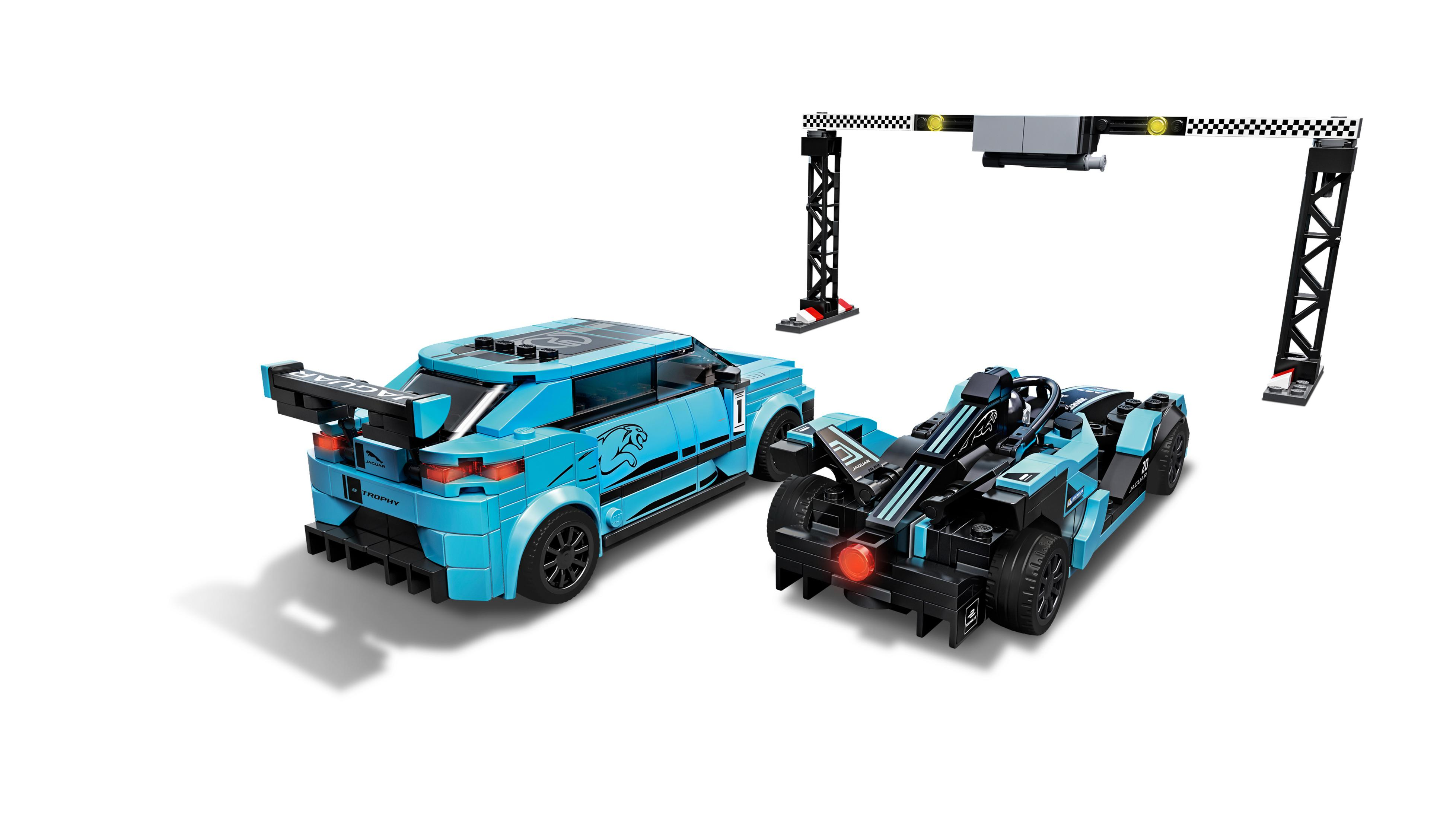 Deux voitures de course jouets avec une ligne d'arrivée. Elles sont bleues.