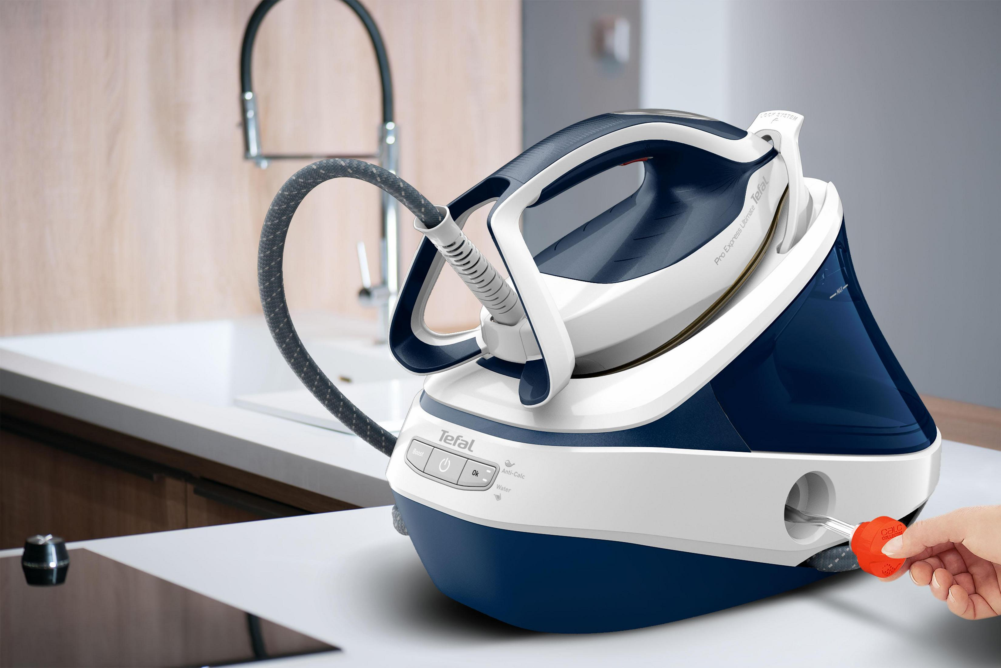 Biało-niebieskie żelazko z ręką wkładającą czerwony korek.