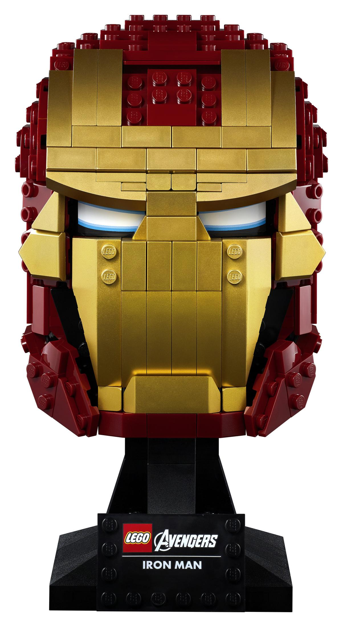 Lego Iron Man Helm. Er ist rot und gold, mit einem schwarzen Ständer. Das Lego- und Avengers-Logo sind sichtbar.