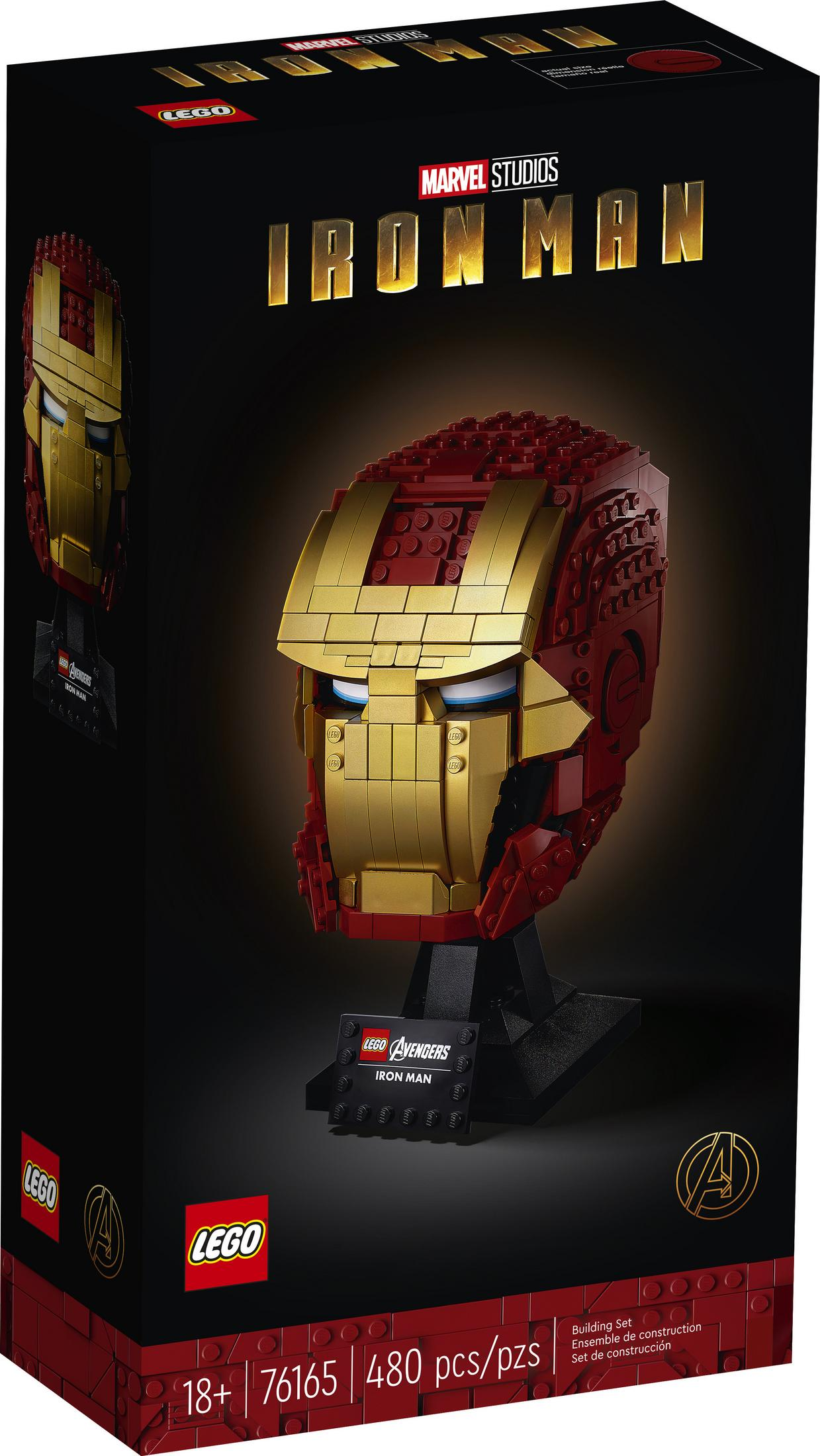 Lego Iron Man Helm auf einer schwarzen Box. Der Helm ist rot und gold mit einem schwarzen Ständer.