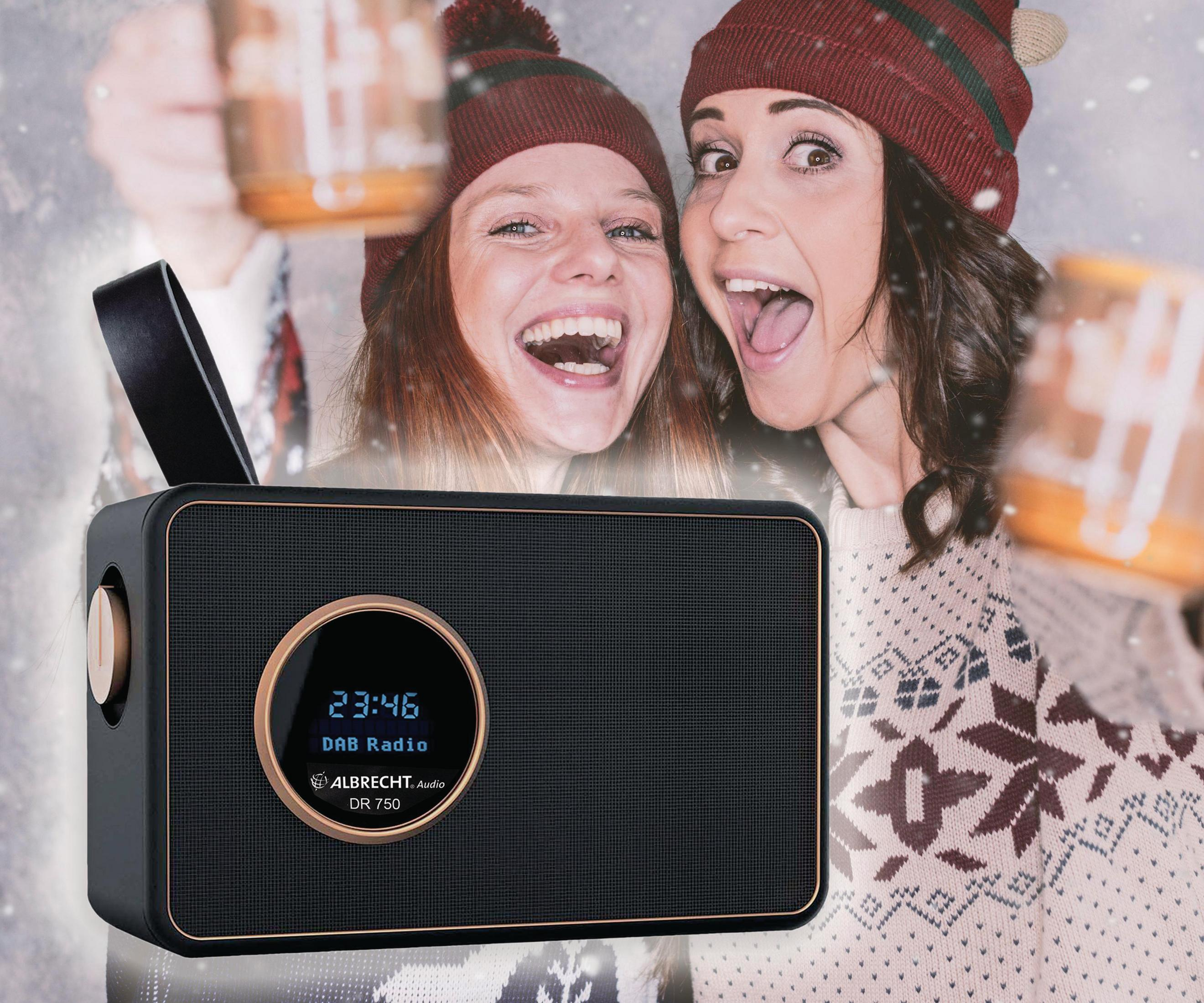 Deux femmes avec des bières et une radio. Une femme tient une bière et sourit.