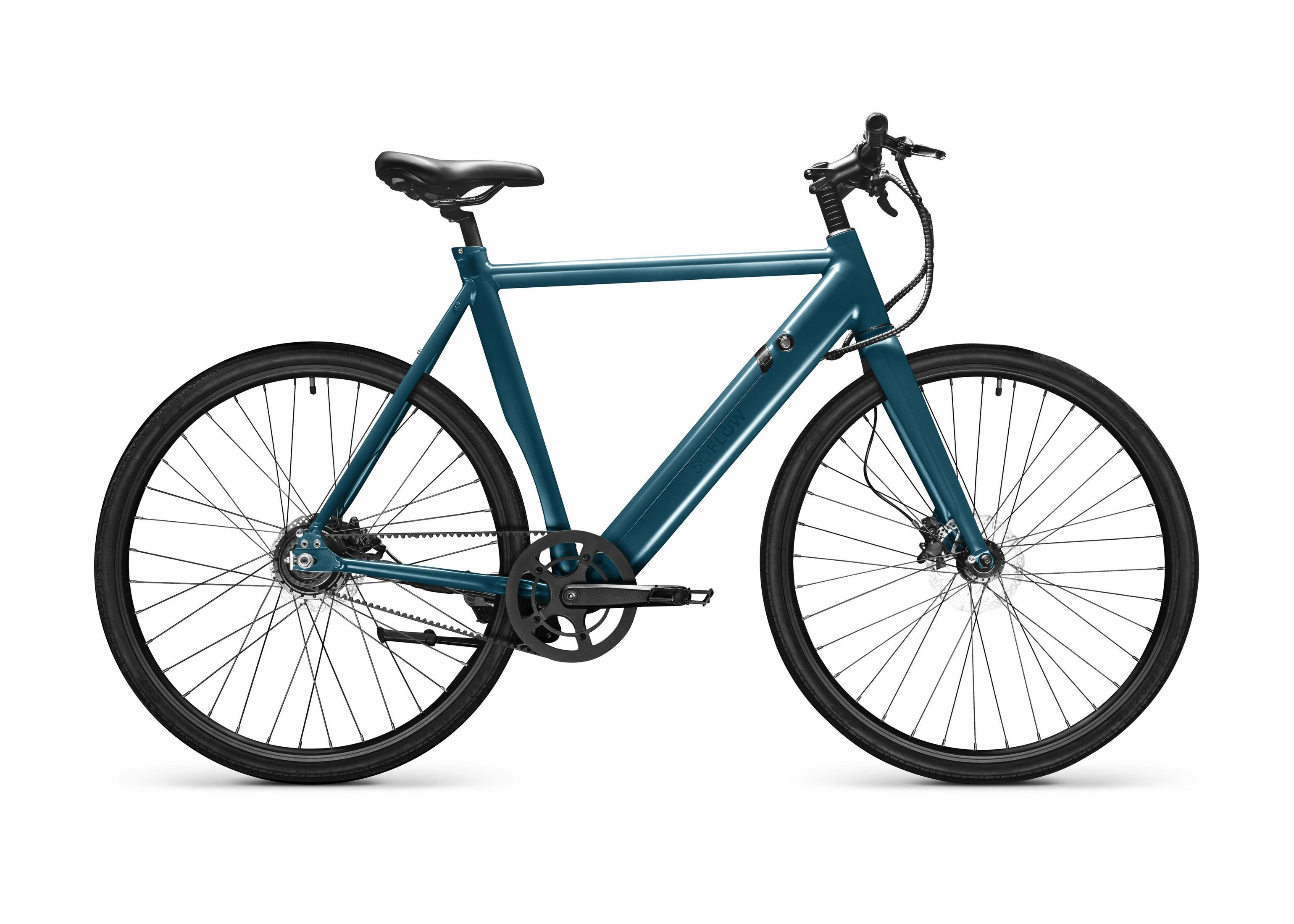 Ein türkisfarbenes Elektrofahrrad, von der Seite gesehen, mit schwarzen Reifen und weißem Hintergrund.