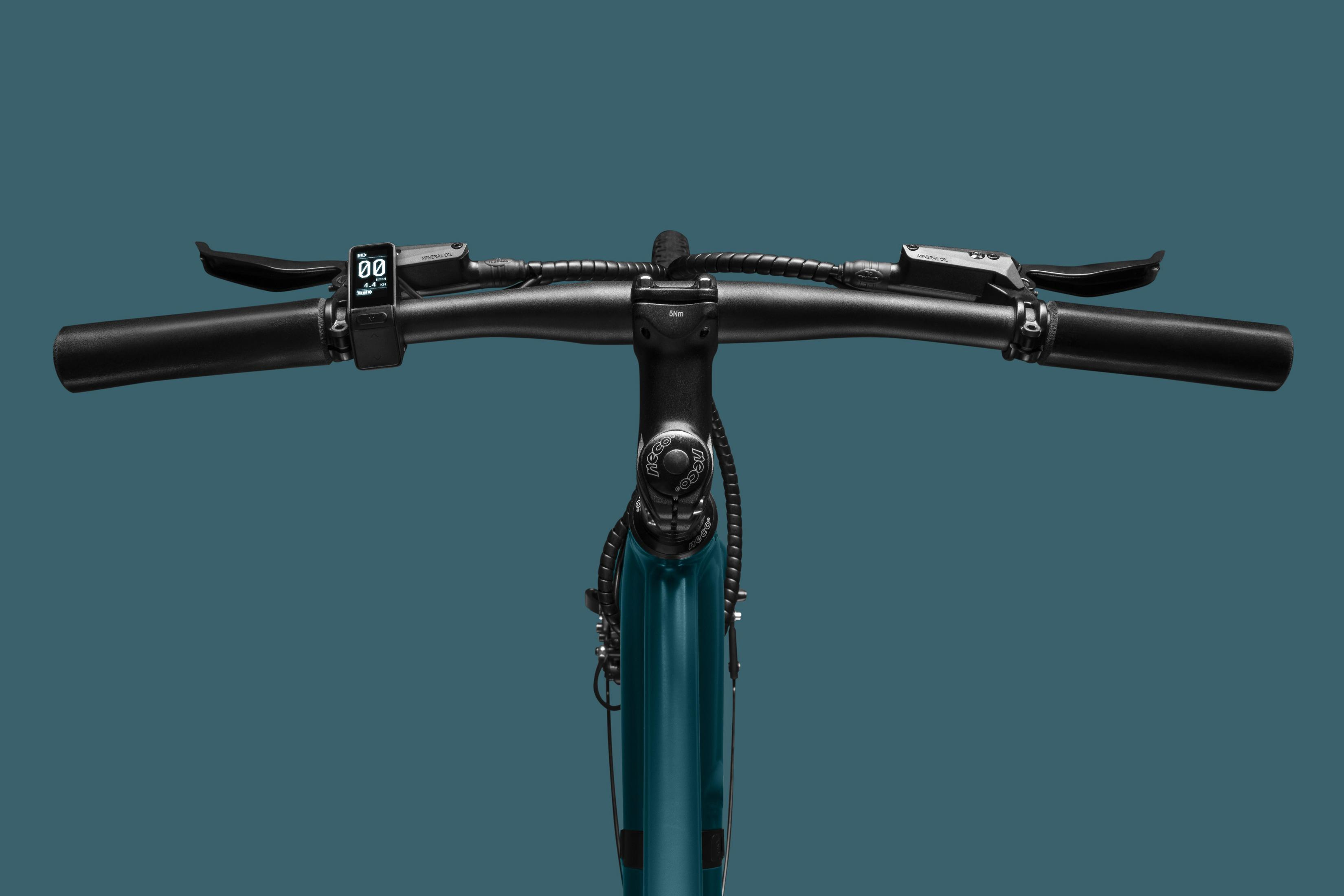 Der Lenker eines Fahrrads. Das Fahrrad ist türkis.