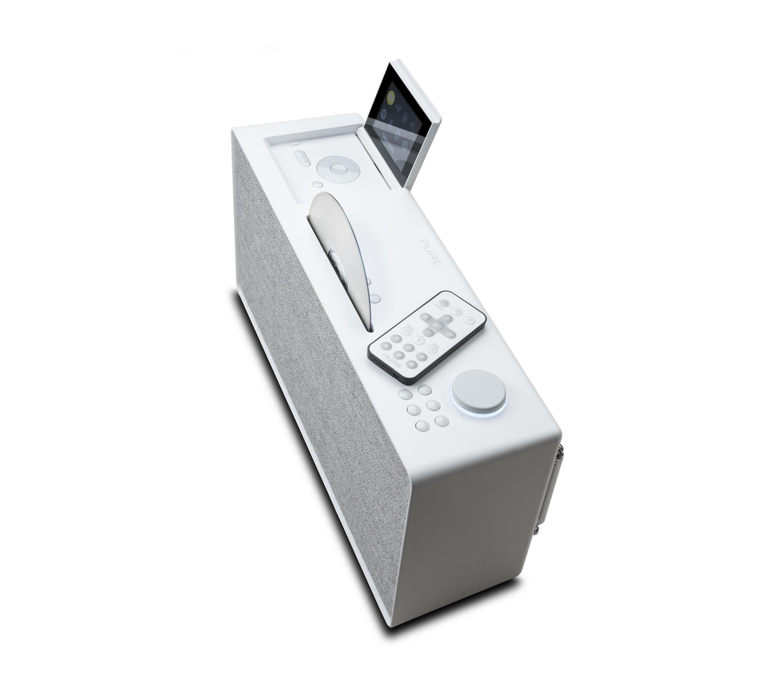 Białe radio cyfrowe z ekranem, przyciskami i pilotem na białym tle.