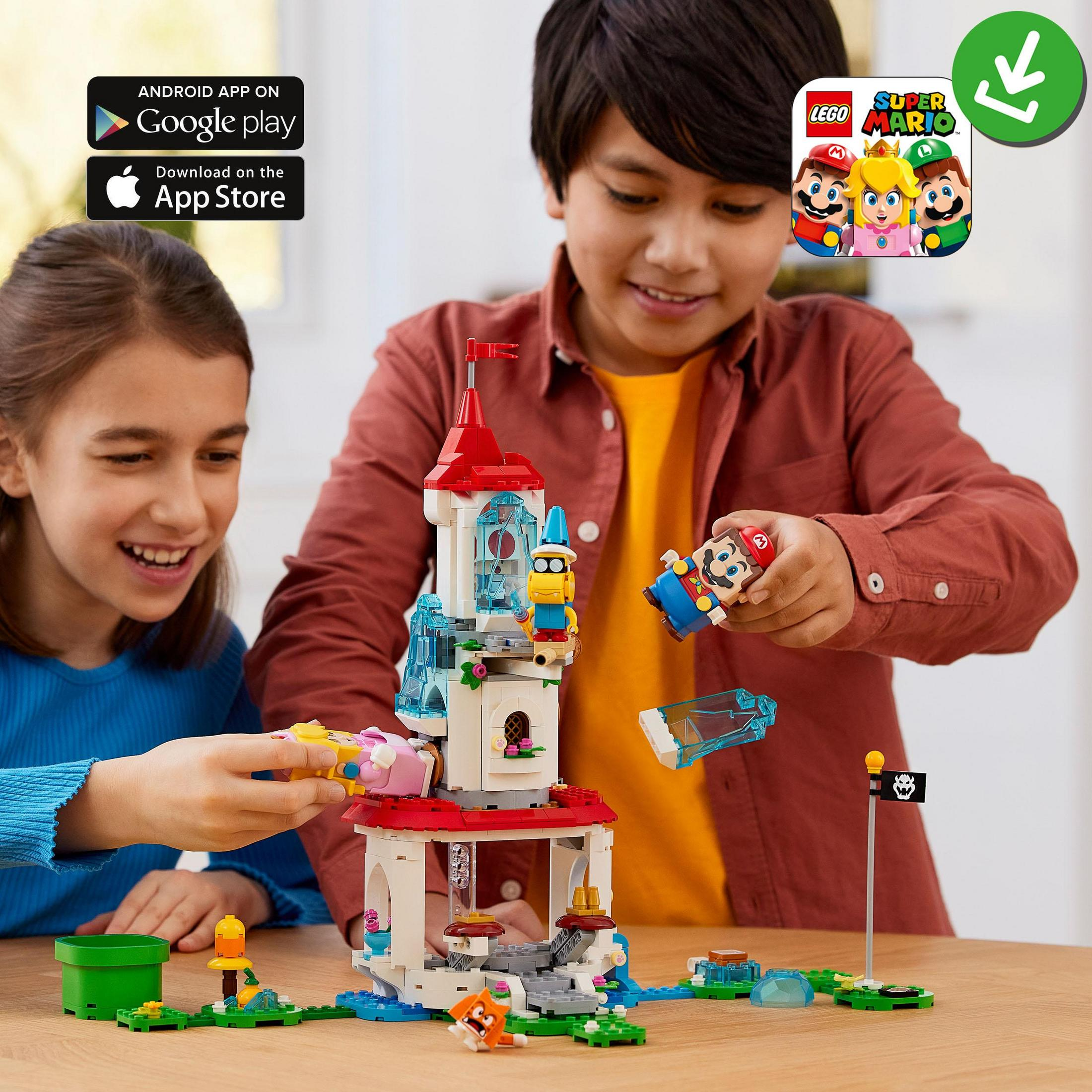 Due bambini giocano con un set Lego Super Mario, con un castello e personaggi.