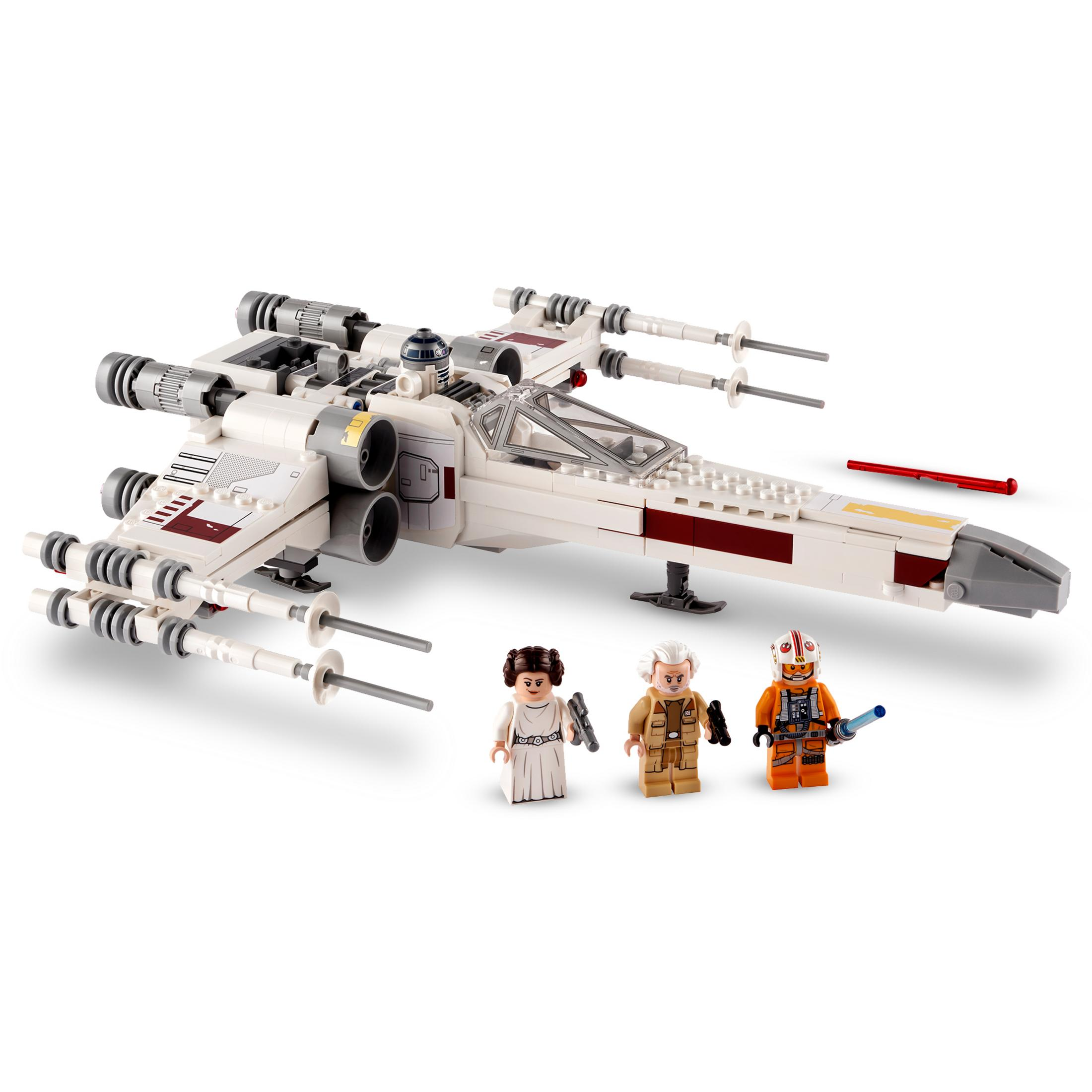 Lego X-wing z trzema figurkami Lego. Dwie stoją, jedna jest w kokpicie. Białe tło.
