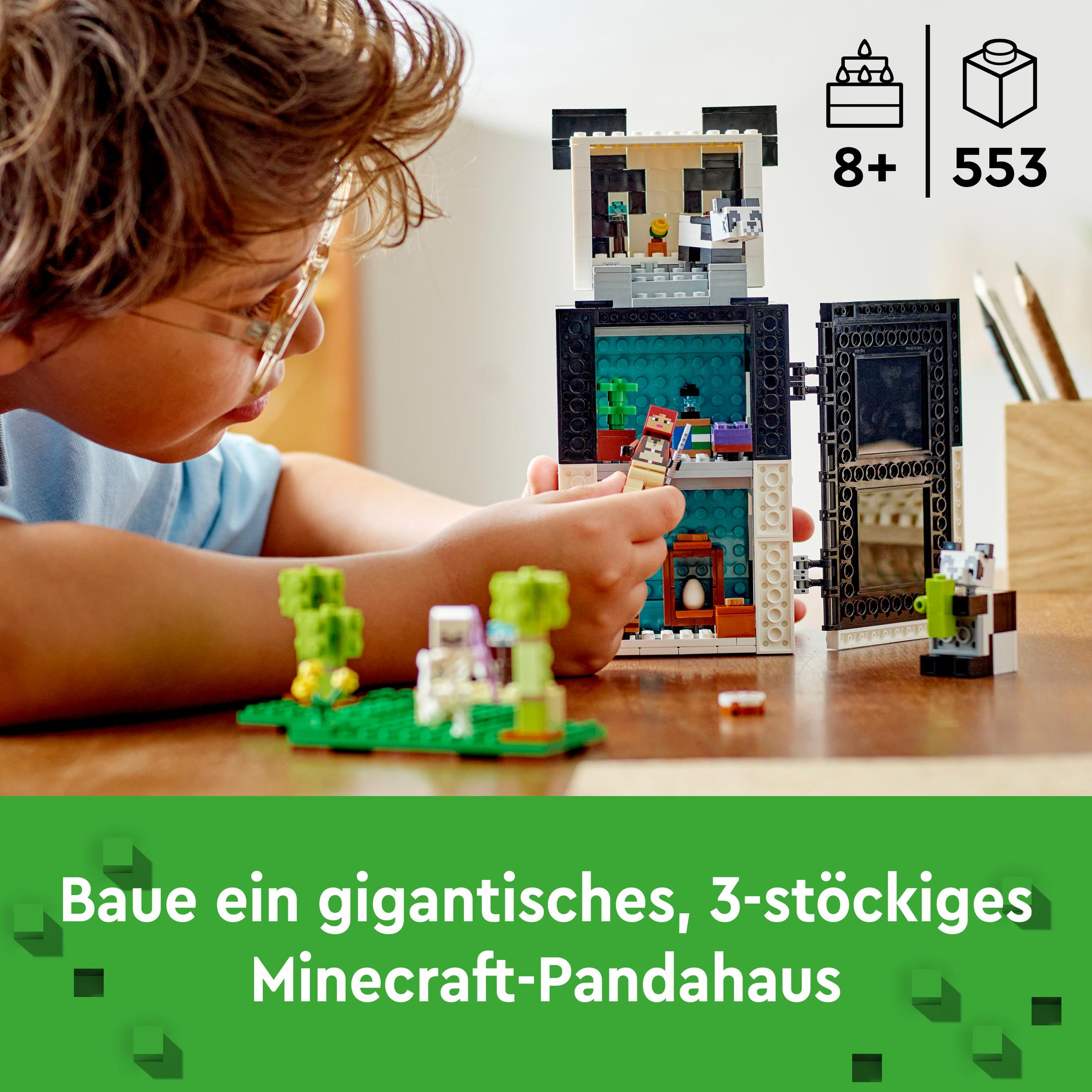 Çocuk Lego Minecraft Panda evi yapıyor. Figürler ve yapı taşları içeren Lego seti.