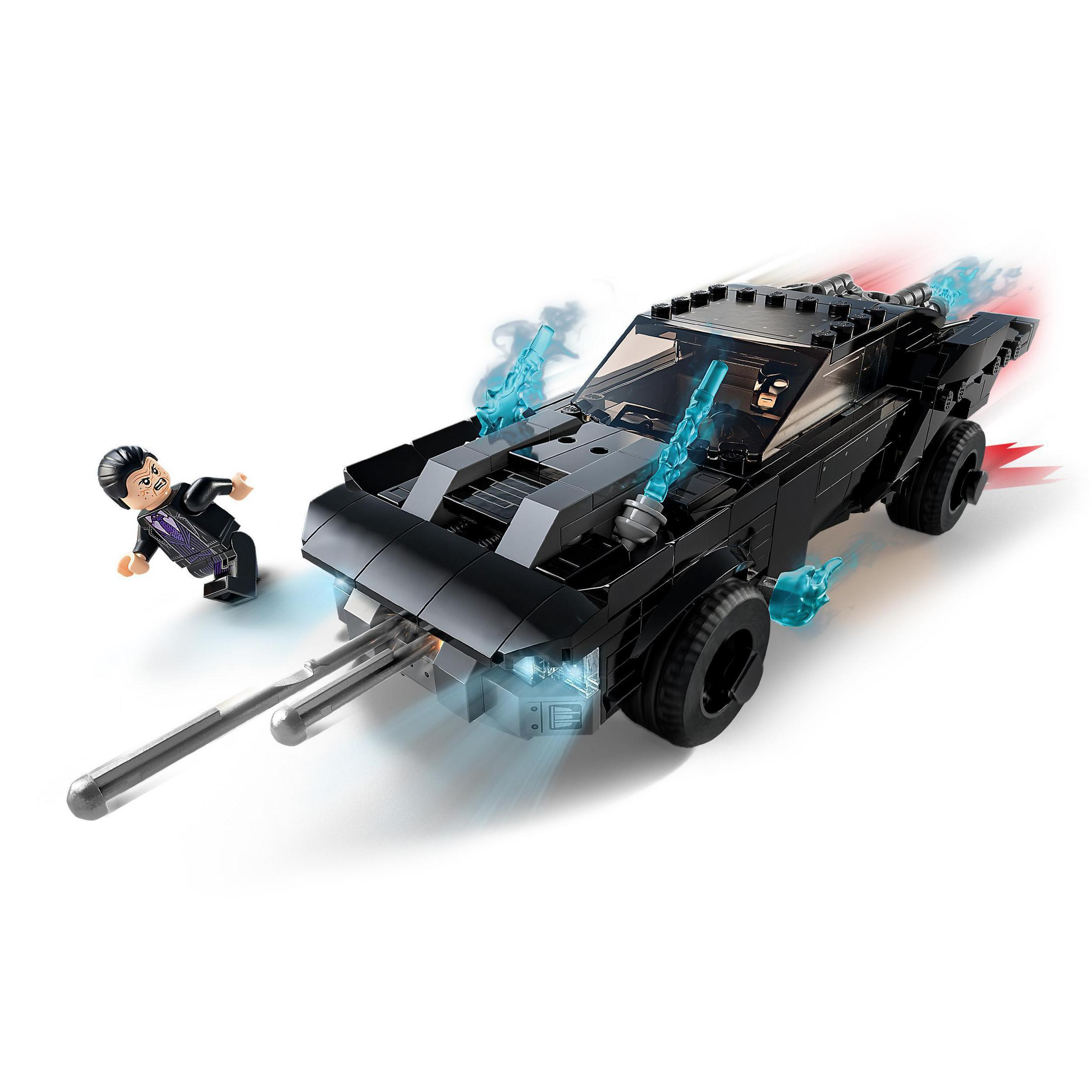 Lego Batman Set, Batman in einem schwarzen Auto, das blaue Laser verschießt. Mann rennt weg.