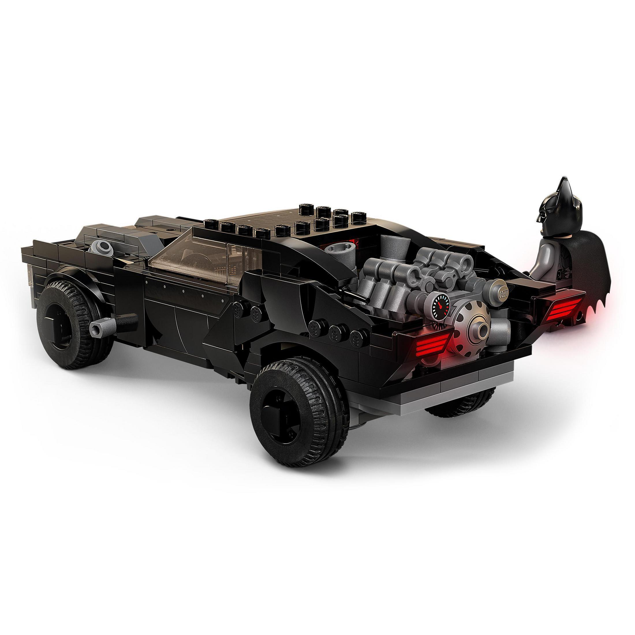 Lego Batman Automodell. Schwarzes Auto mit detailliertem Motor hinten. Batman-Figur steht daneben.