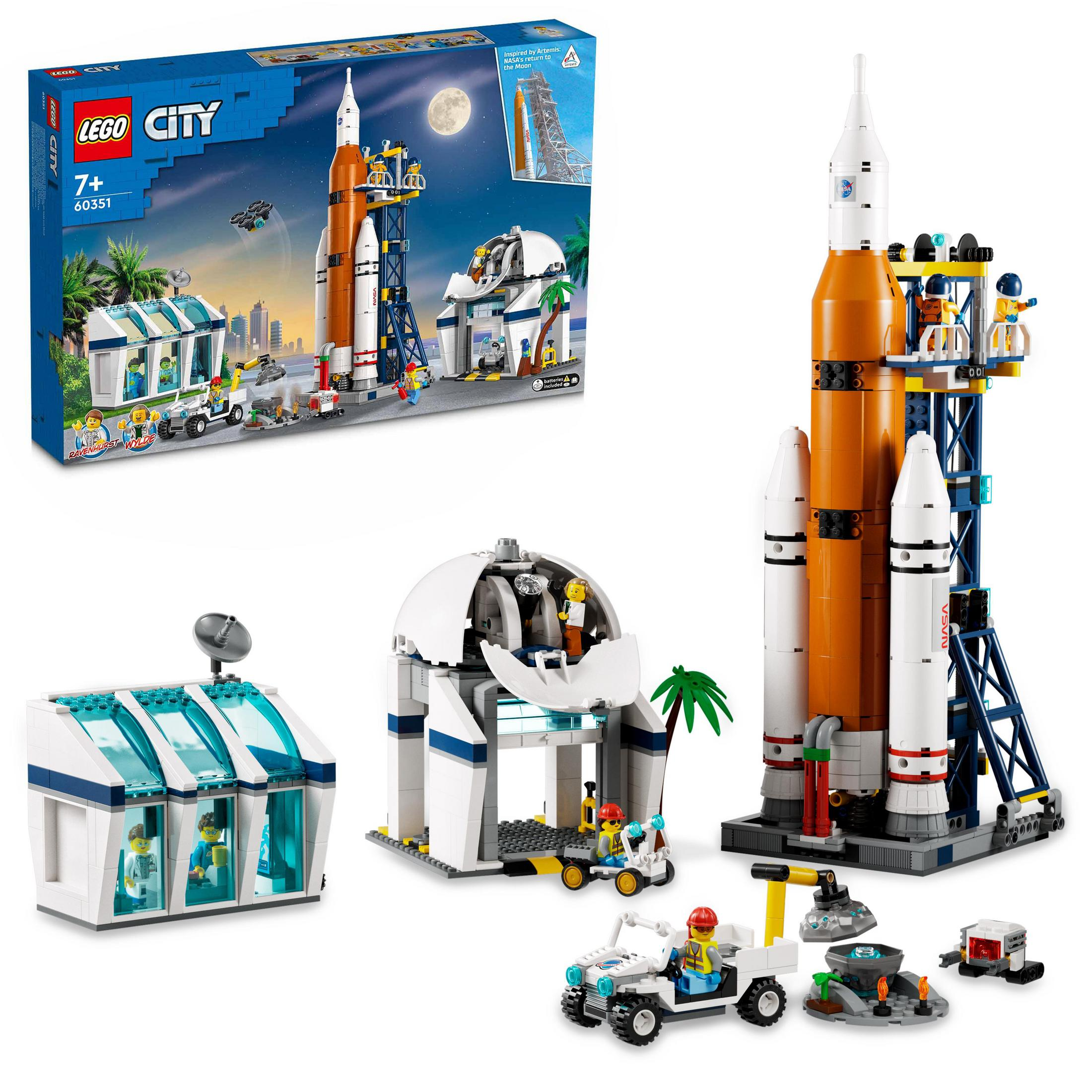 Zestaw LEGO City z rakietą kosmiczną, z rakietą, wieżą startową i budynkami, na białym tle.
