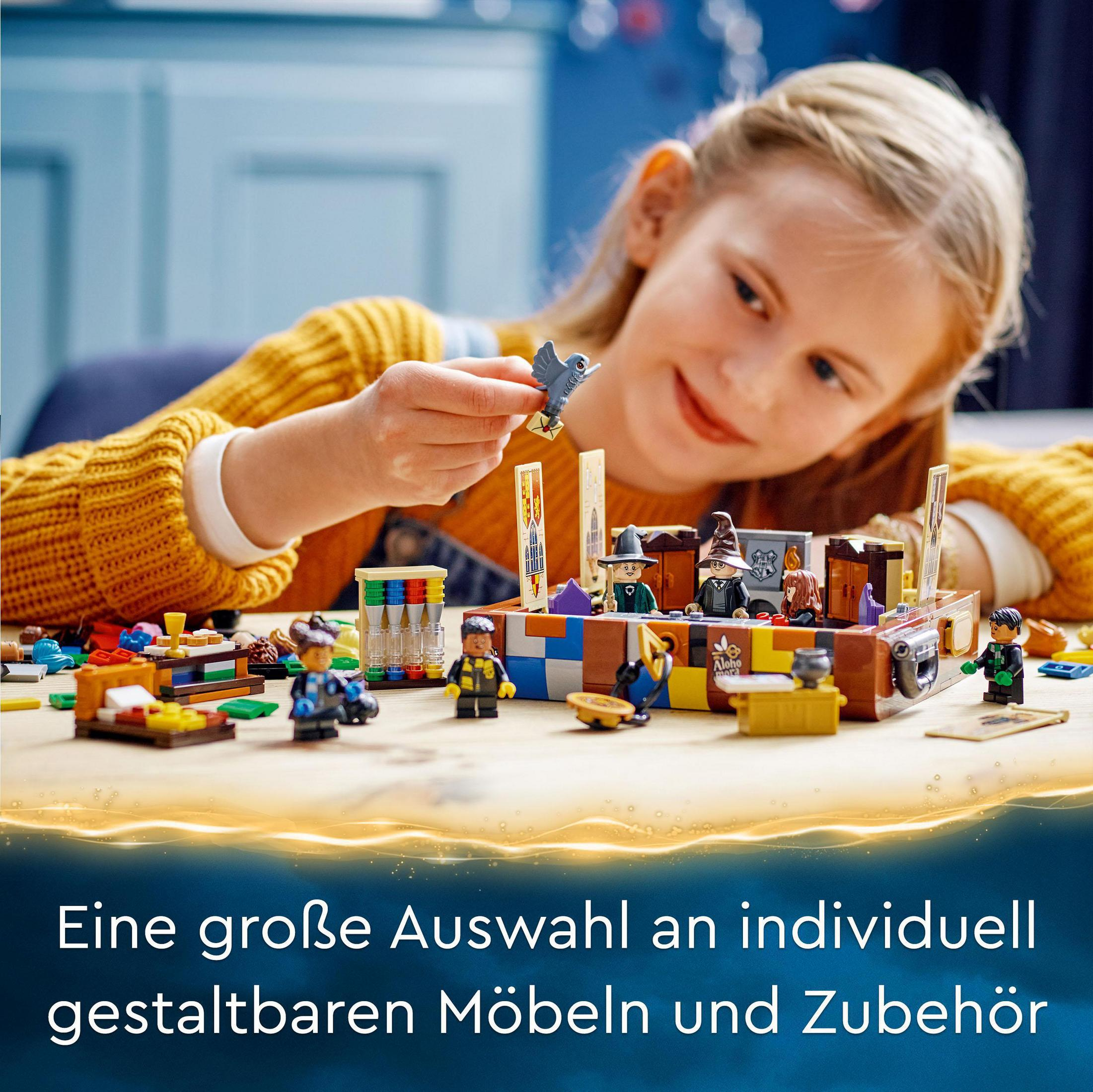 Een meisje speelt met Lego. Een Lego-scène ligt op tafel.