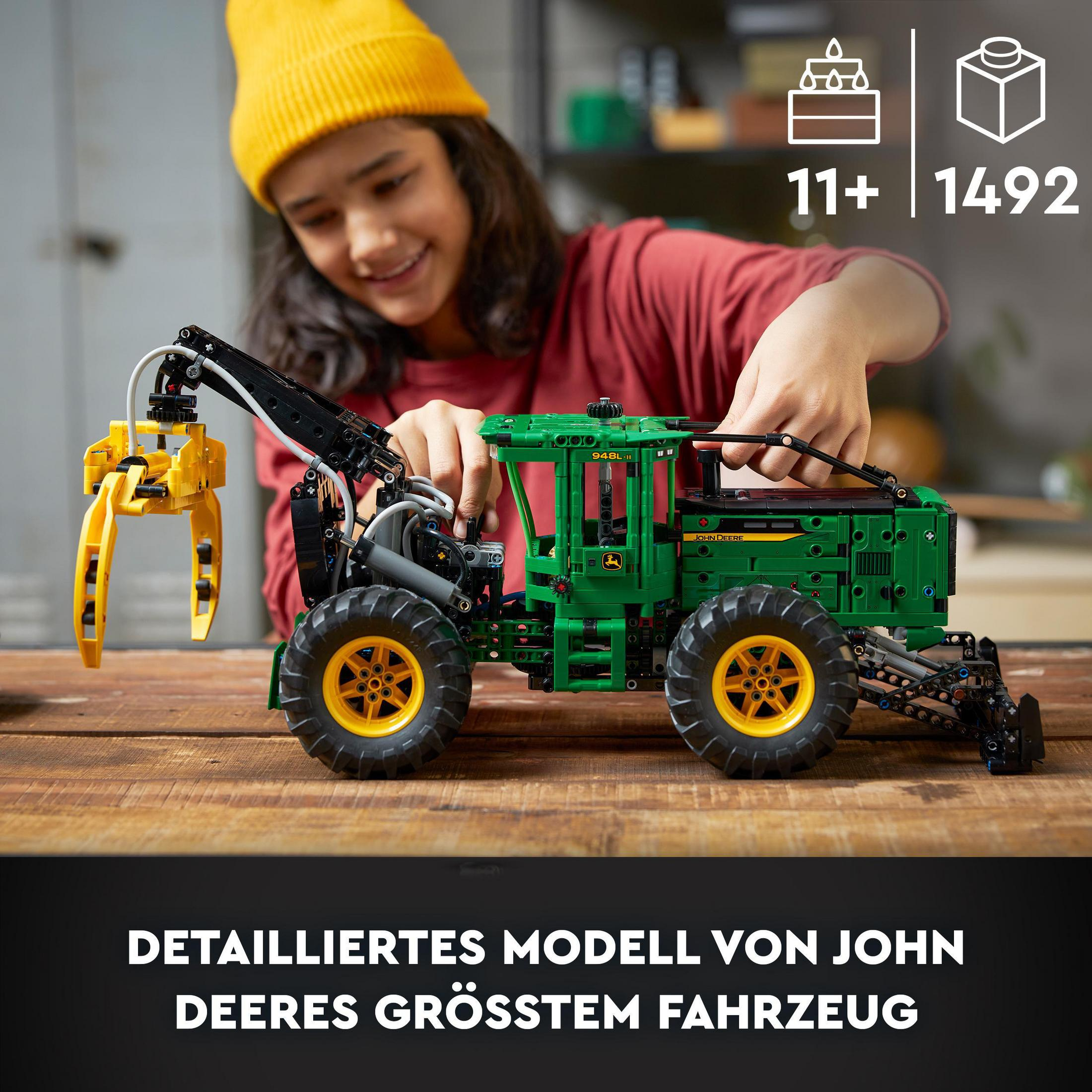Dziecko budujące ciągnik Lego John Deere. Zielono-żółty model na drewnianym stole z klockami Lego.