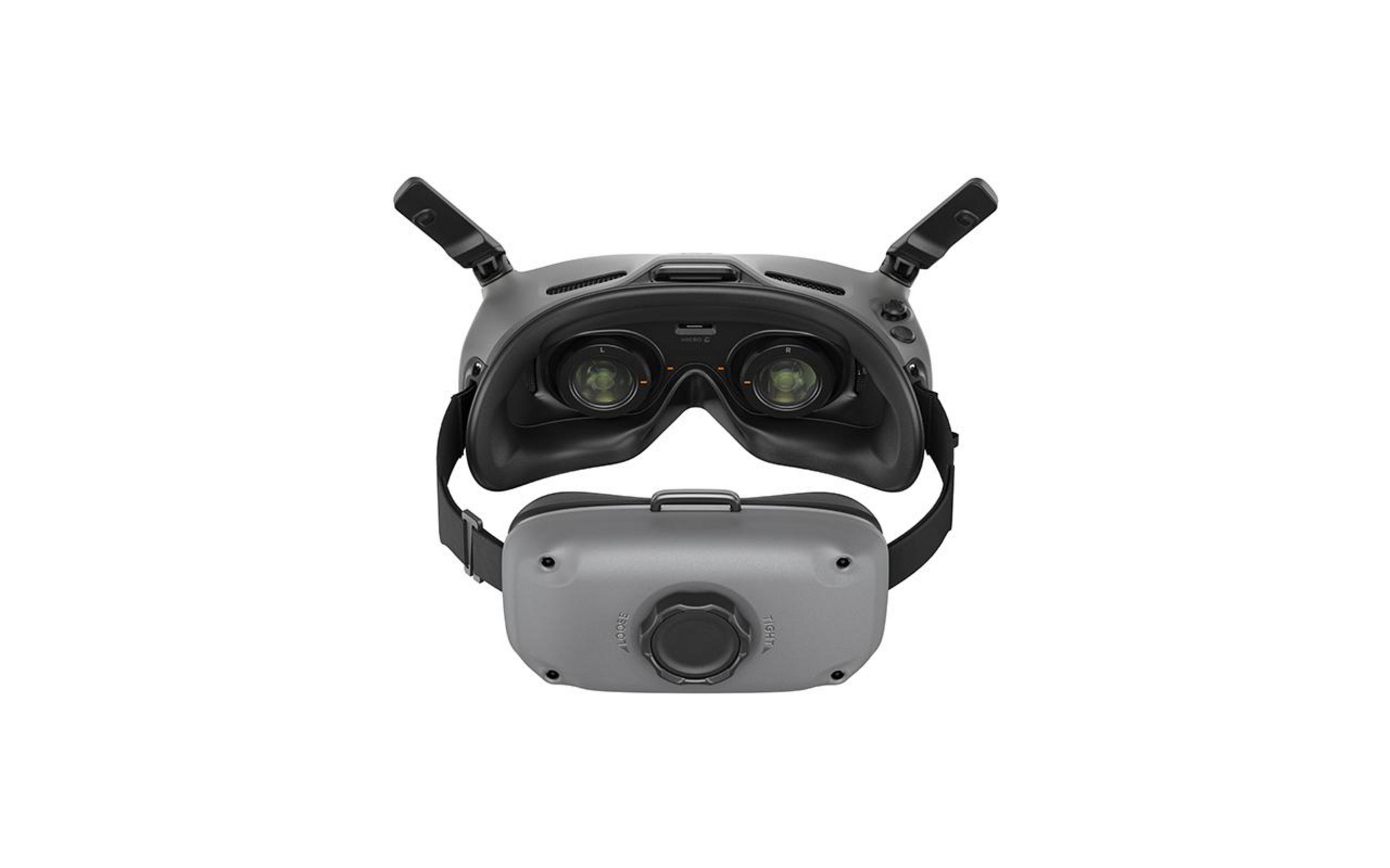 VR-Headset mit zwei Antennen und einer Frontplatte. Weißer Hintergrund.