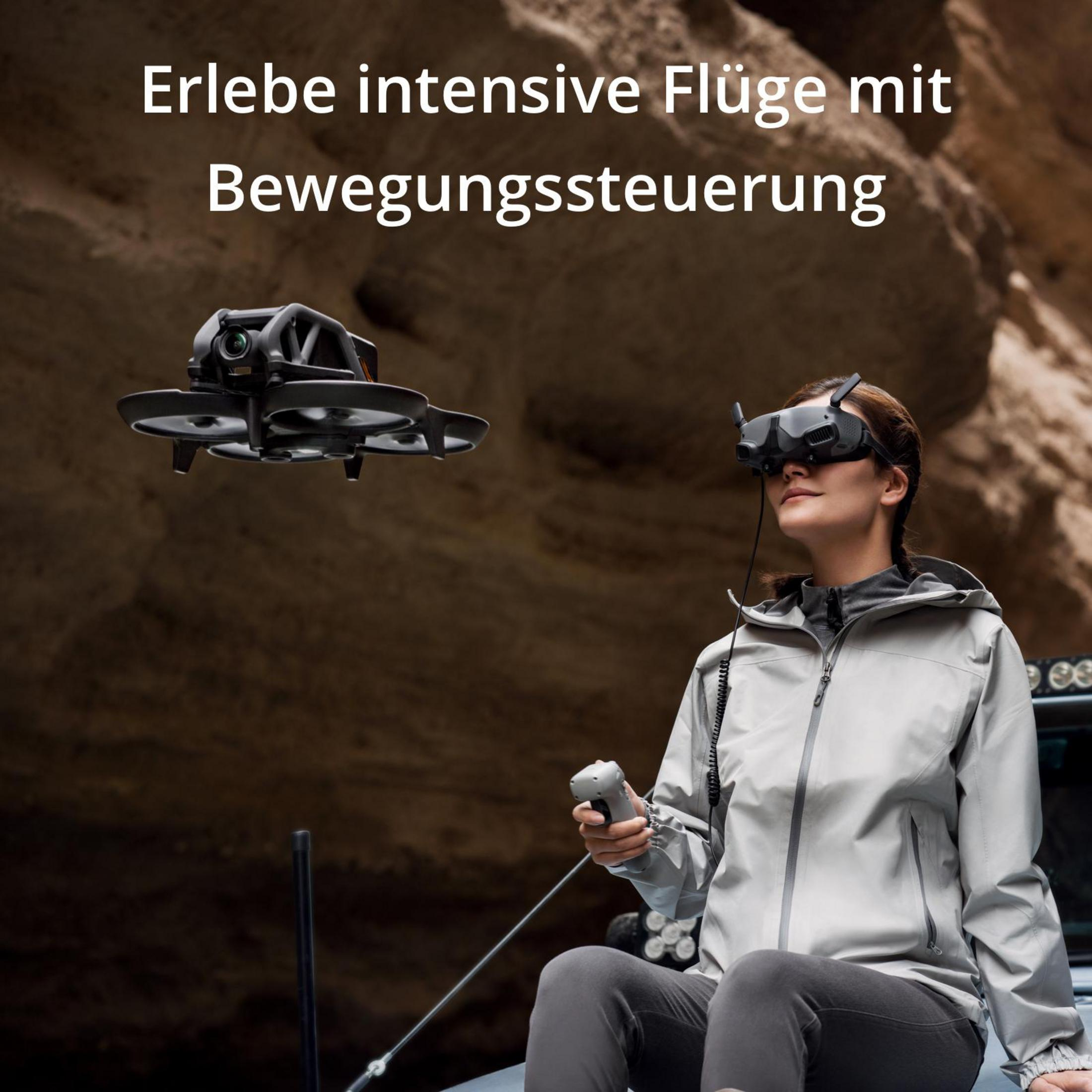 Una mujer con gafas controla un dron. El texto dice: 'Experimenta vuelos intensos con control de movimiento'.