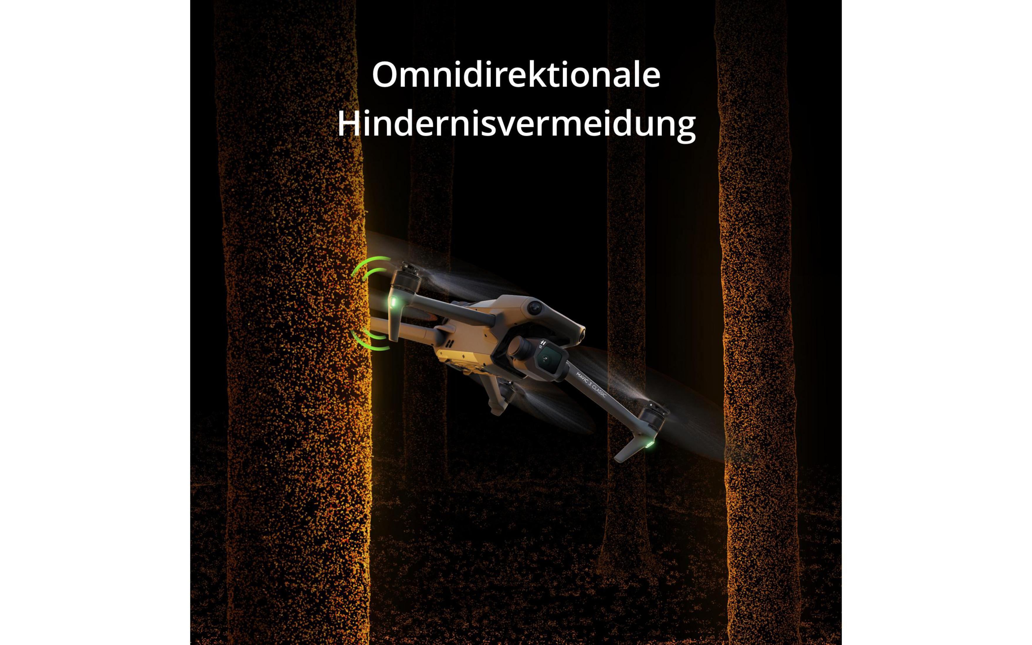 Eine Drohne fliegt durch einen Wald. Die Drohne hat grüne Lichter und ist gelb und grau.