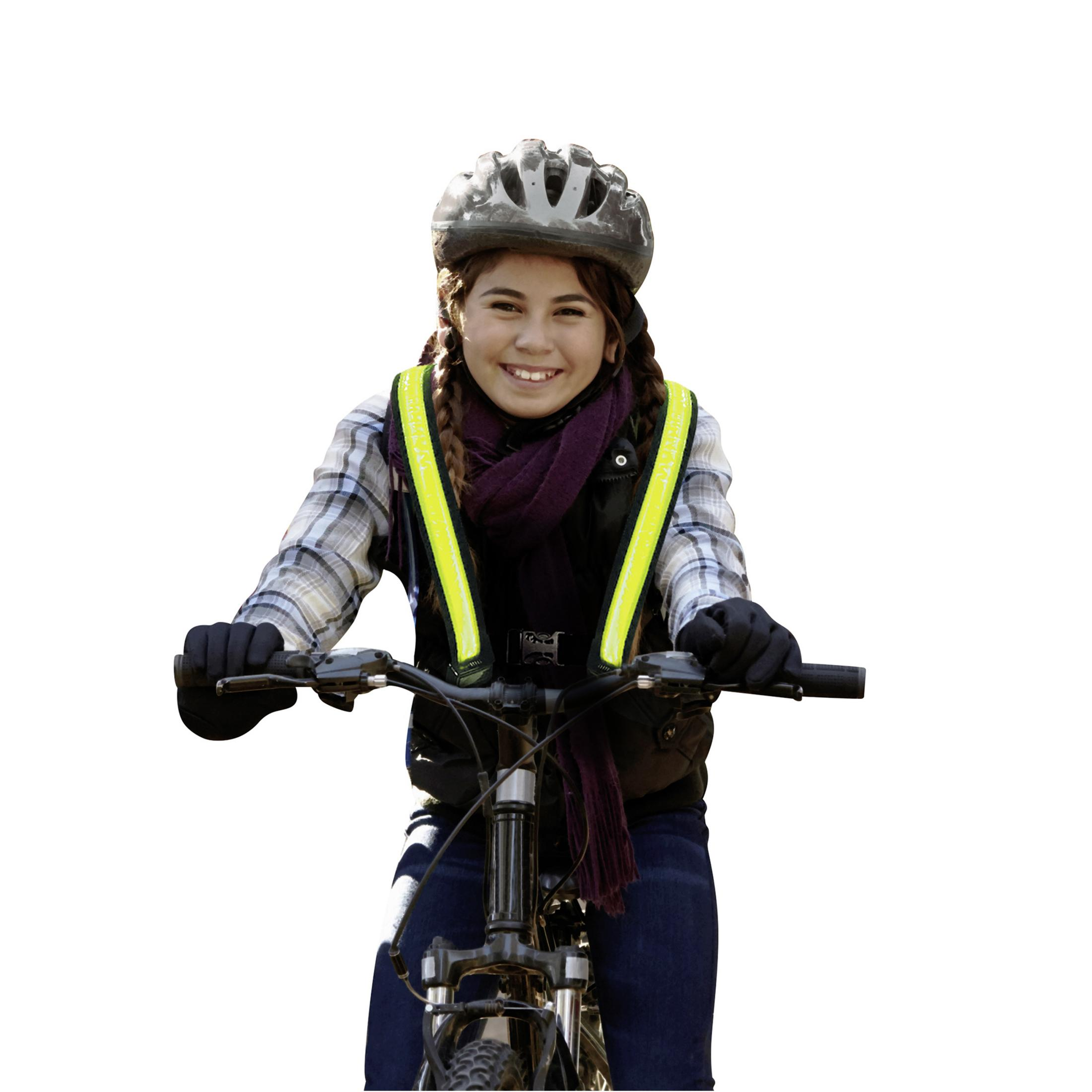 Ein lächelndes Mädchen fährt Fahrrad und trägt eine reflektierende Weste und einen Helm.