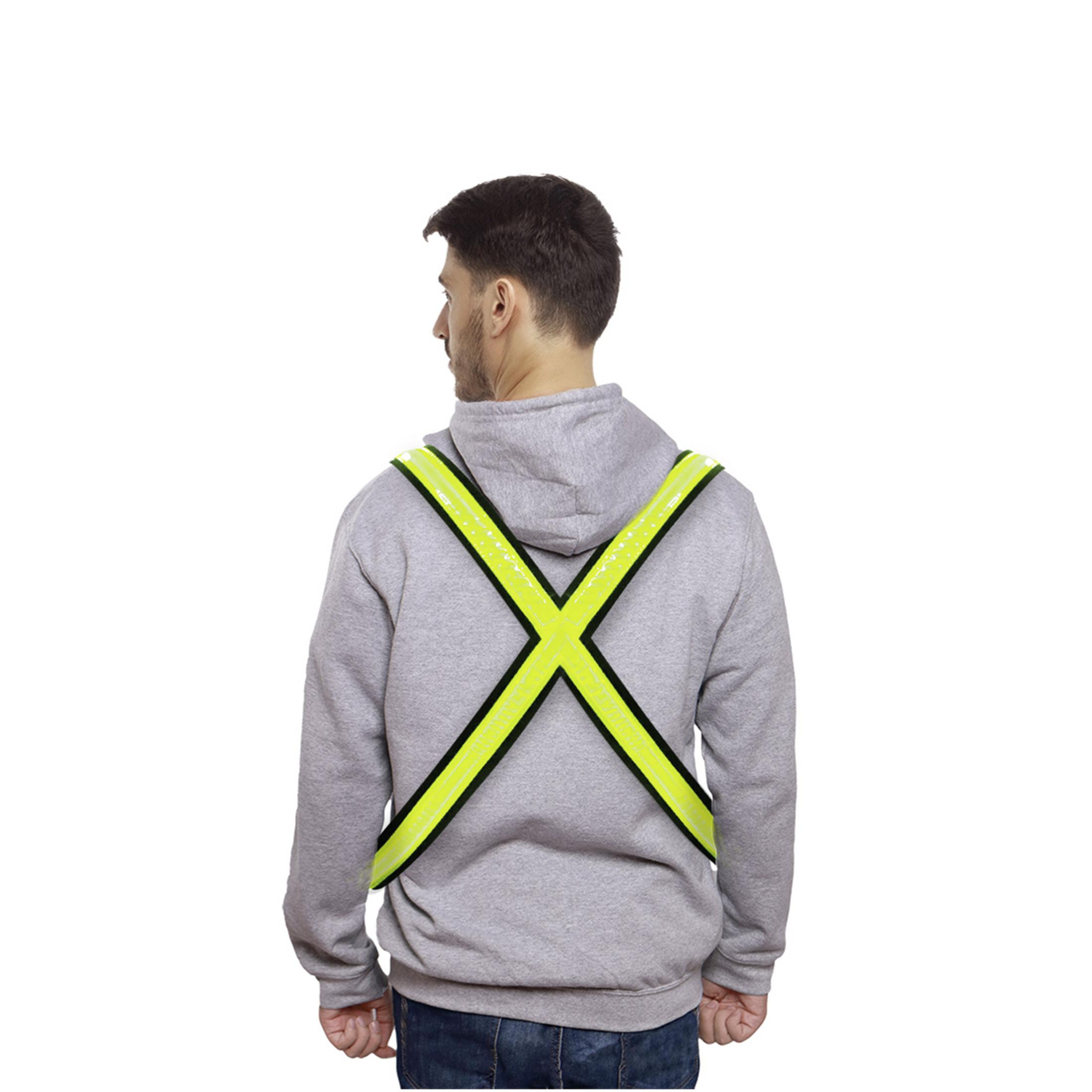 Ein Mann von hinten gesehen, der einen grauen Kapuzenpullover und eine gelbe Weste trägt.