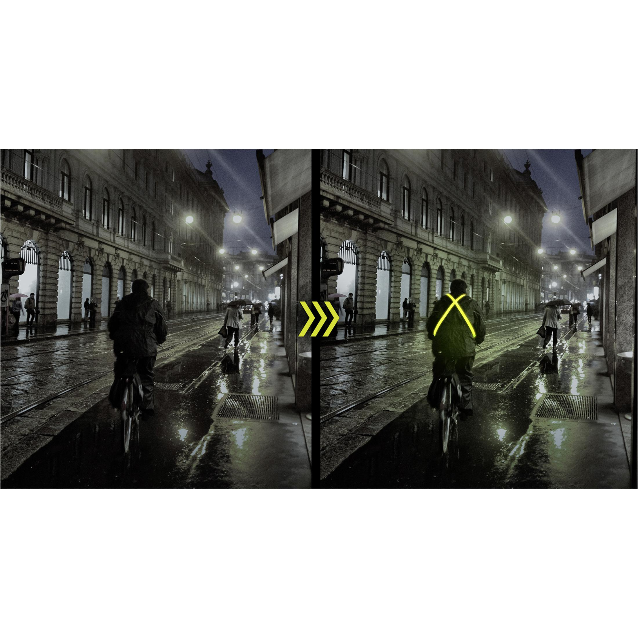 Nachtszenen: Radfahrer mit reflektierender Ausrüstung auf nasser Straße, im Vergleich zu ohne.