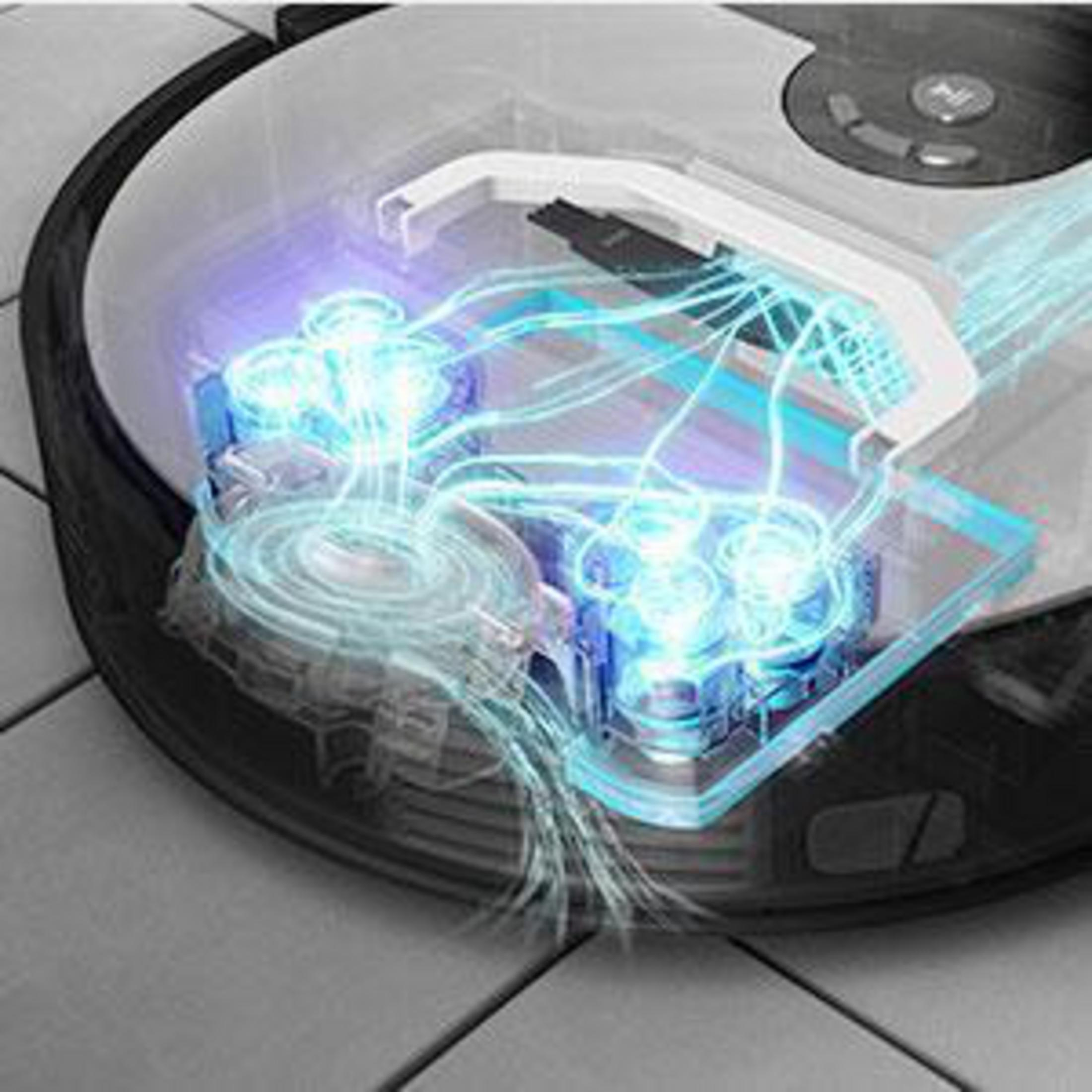 Zbliżenie wewnętrznych komponentów robota sprzątającego, pokazujące przewody i mechanizmy.