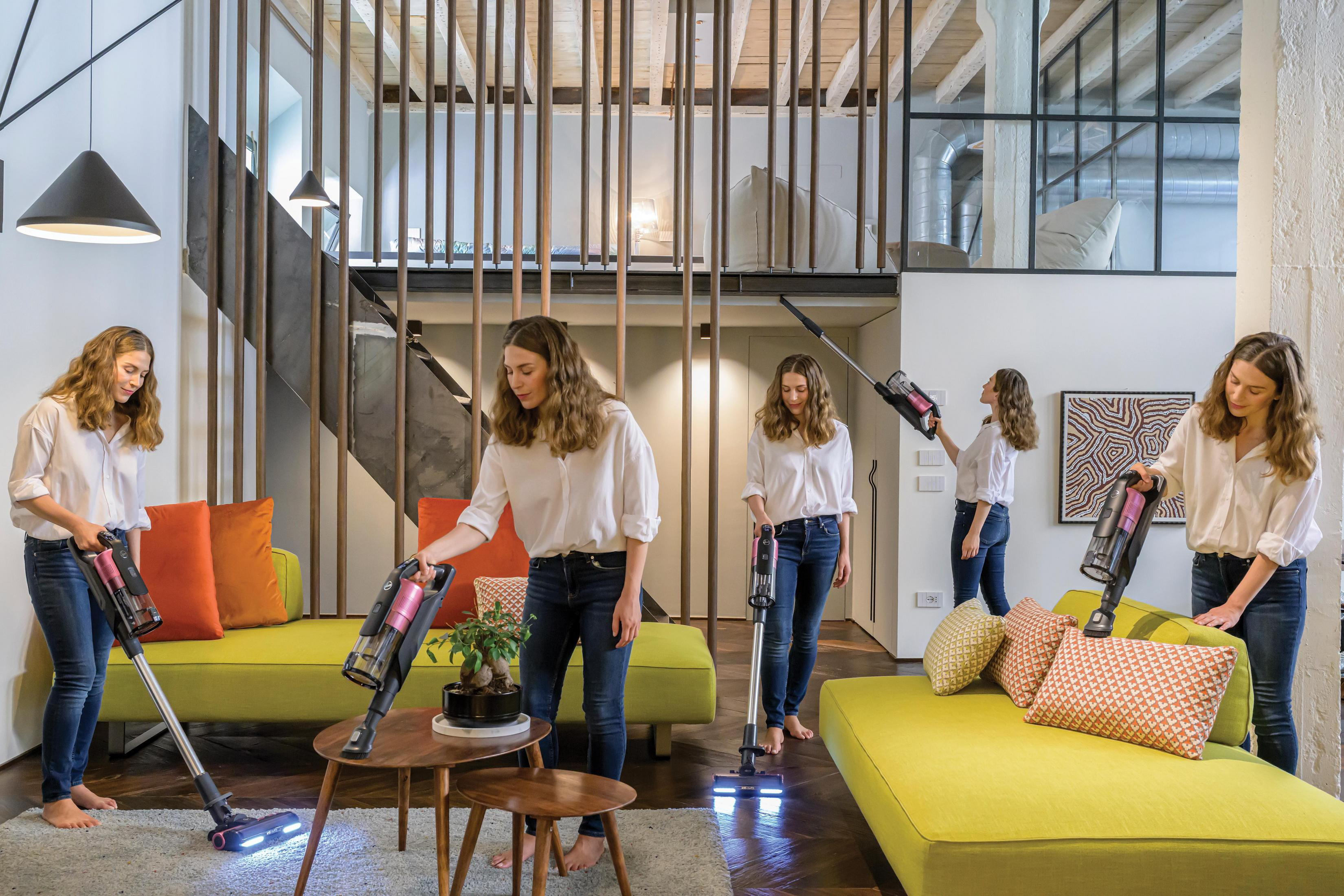 Mehrere Bilder einer Frau, die ein Haus staubsaugt, mit einem grünen Sofa und einem gemusterten Teppich im Bild.