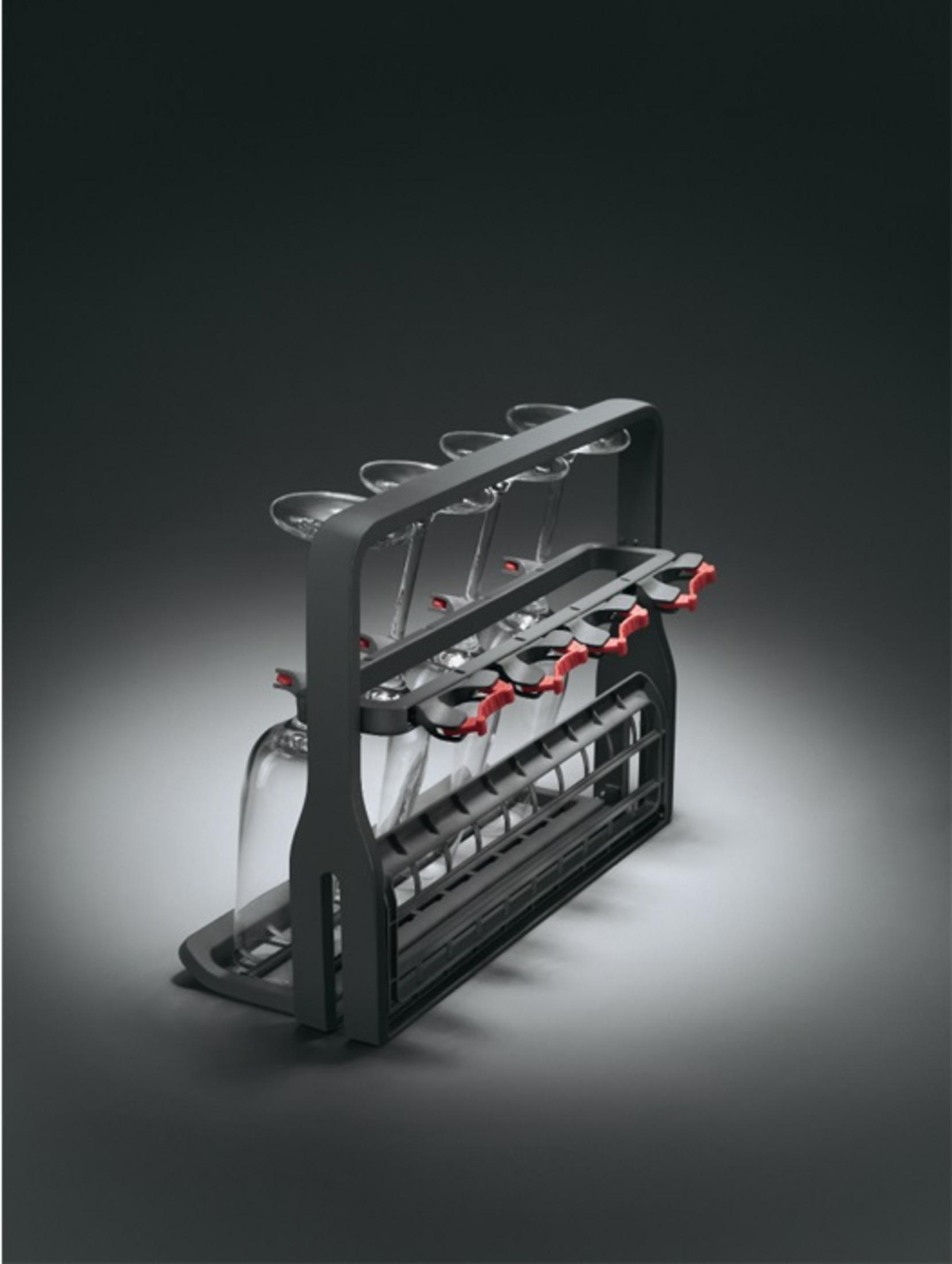 Stojak do zmywarki trzymający kieliszki do wina. Stojak jest ciemnoszary, a kieliszki są przezroczyste.