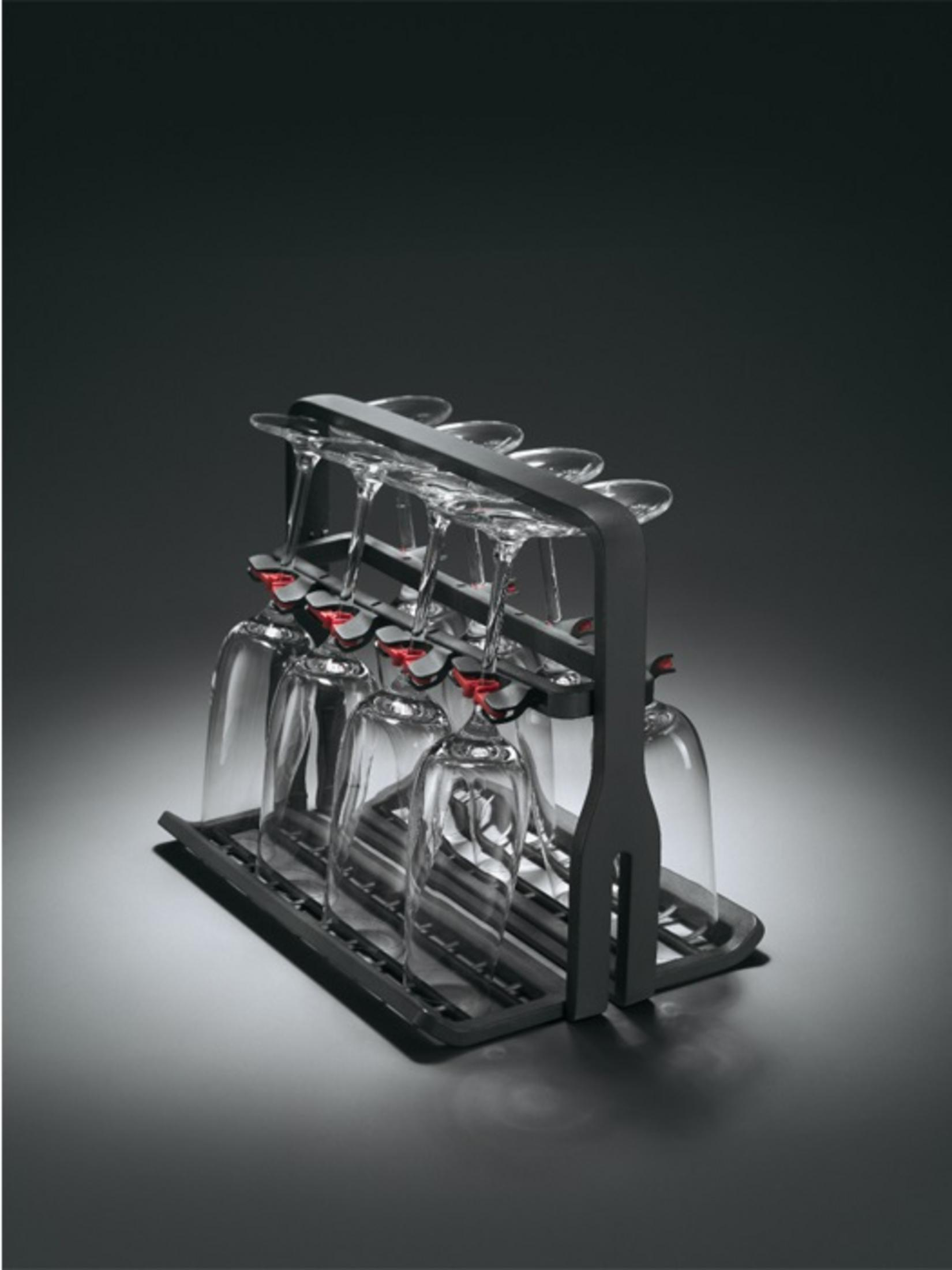 Czarny metalowy stojak na kieliszki do wina z różnymi szklankami.
