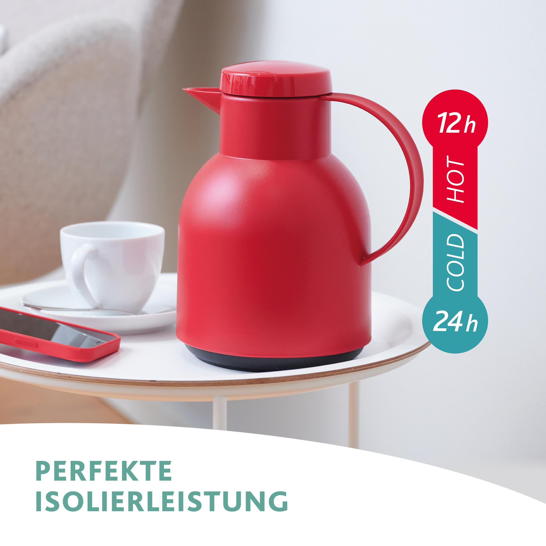 Eine rote Thermoskanne auf einem Tisch. Ein Telefon, eine weiße Tasse und ein Etikett mit Warm-/Kaltzeiten.