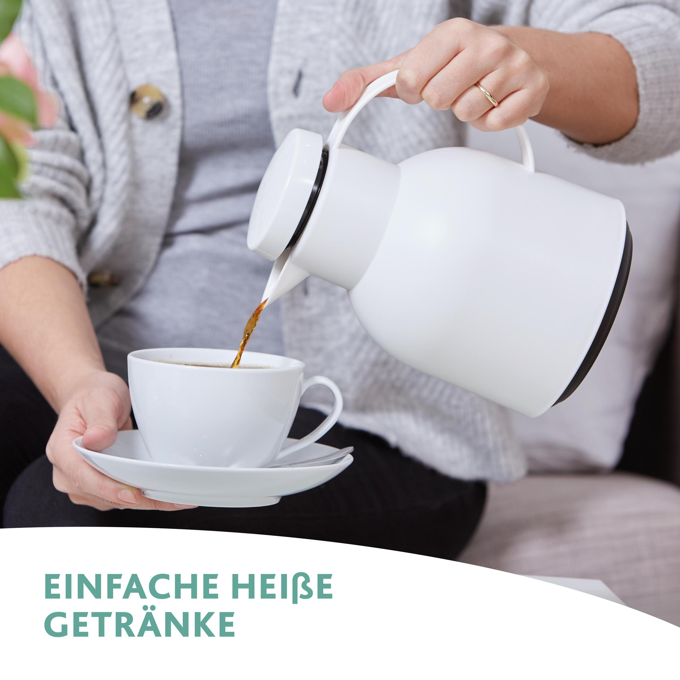 Eine Person gießt Kaffee aus einer weißen Karaffe in eine weiße Tasse auf einer Untertasse. Einfaches Design.
