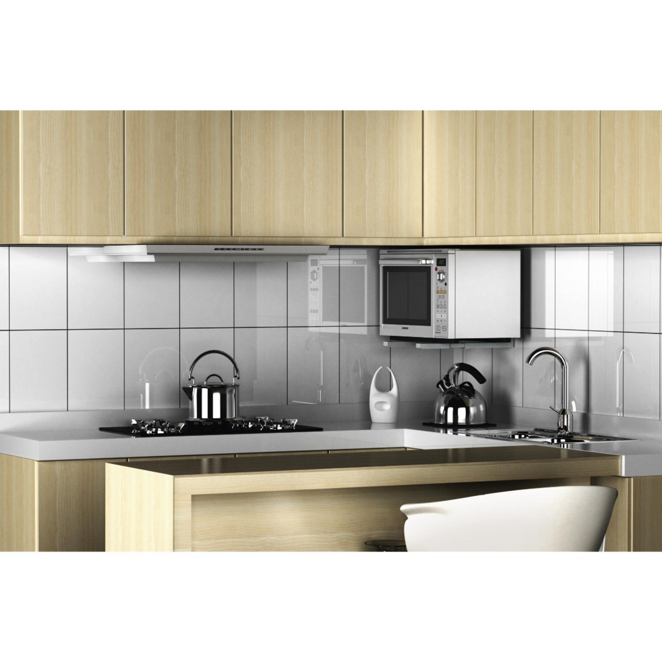 Eine moderne Küchenszene mit Holzschränken, einem Gasherd und einer Mikrowelle.