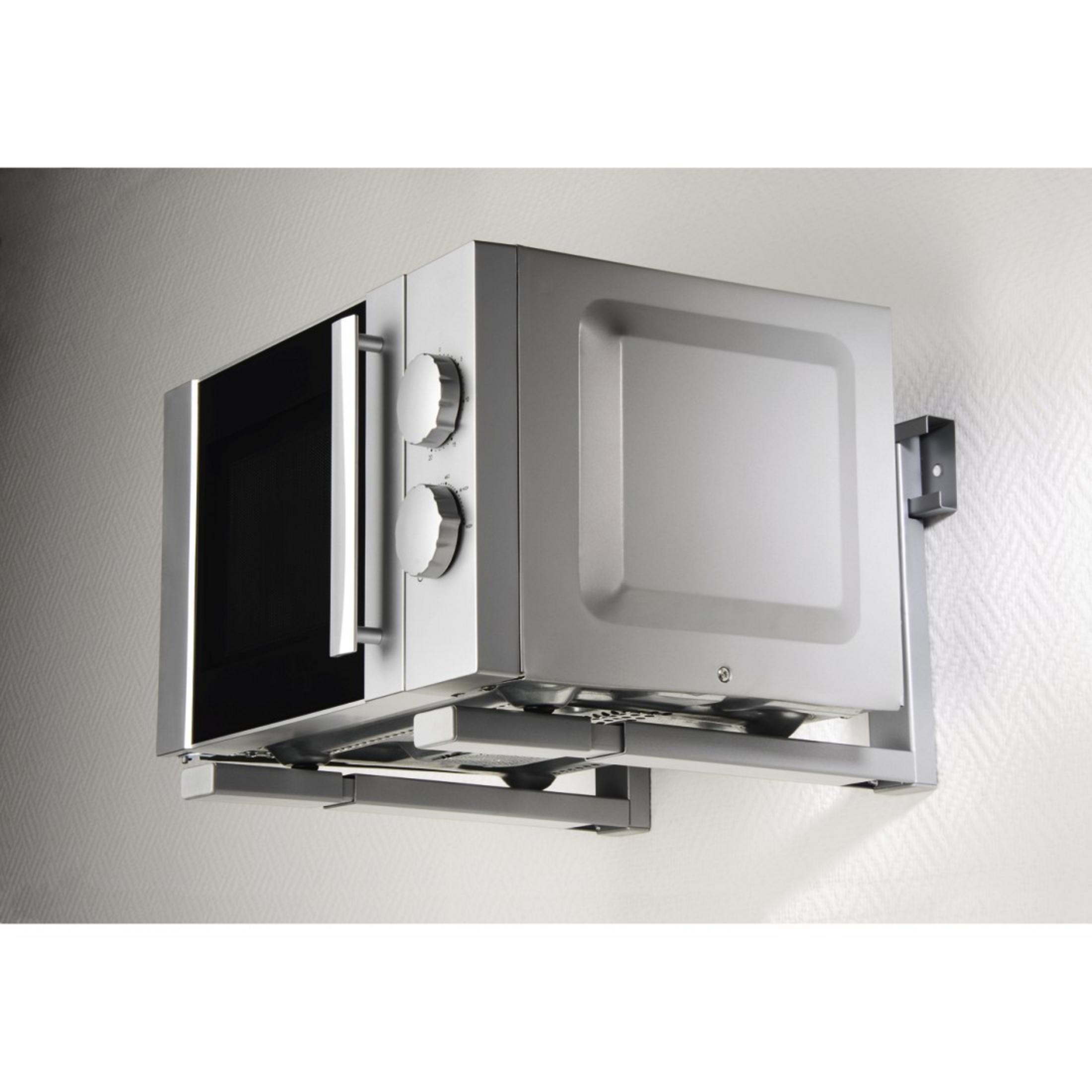 Eine Mikrowelle ist an einer Wand montiert, mit schwarzer Tür und silbernem Äußeren.